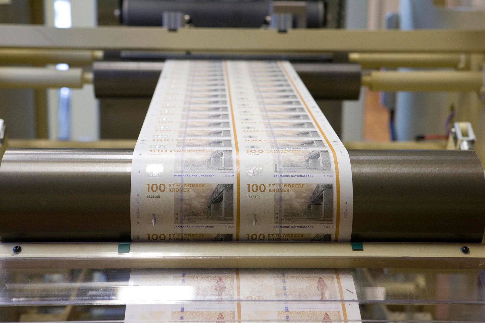 Nationalbanken sænker udlånsrenten til rekordlave 0,80 procent. Danskerne får dog ingen kontante fordele.