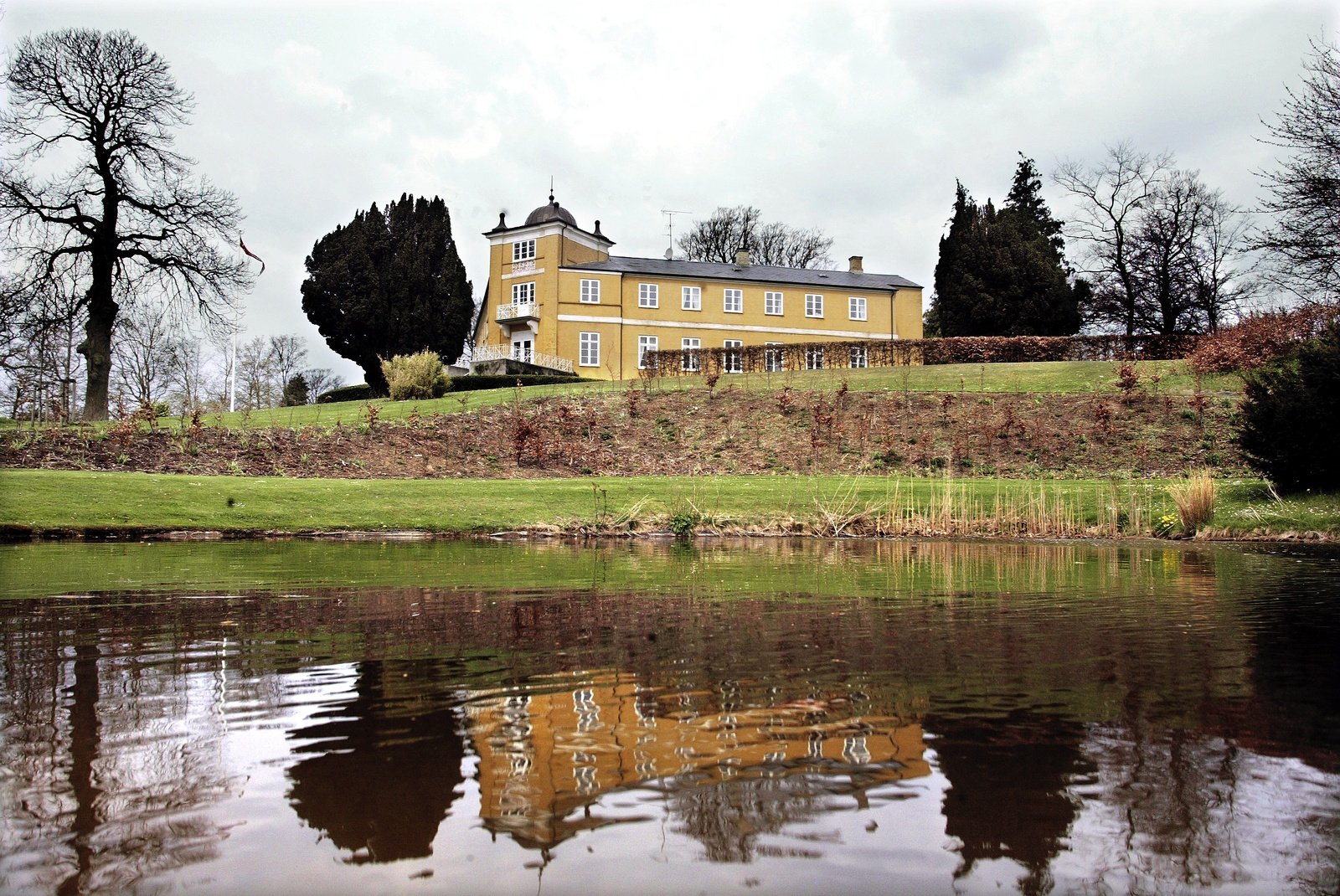 Til salg: Lekkende Gods var udbudt til salg for en mindre herregård, og det var for meget. Nu søger man i stedet at sælge skoven.