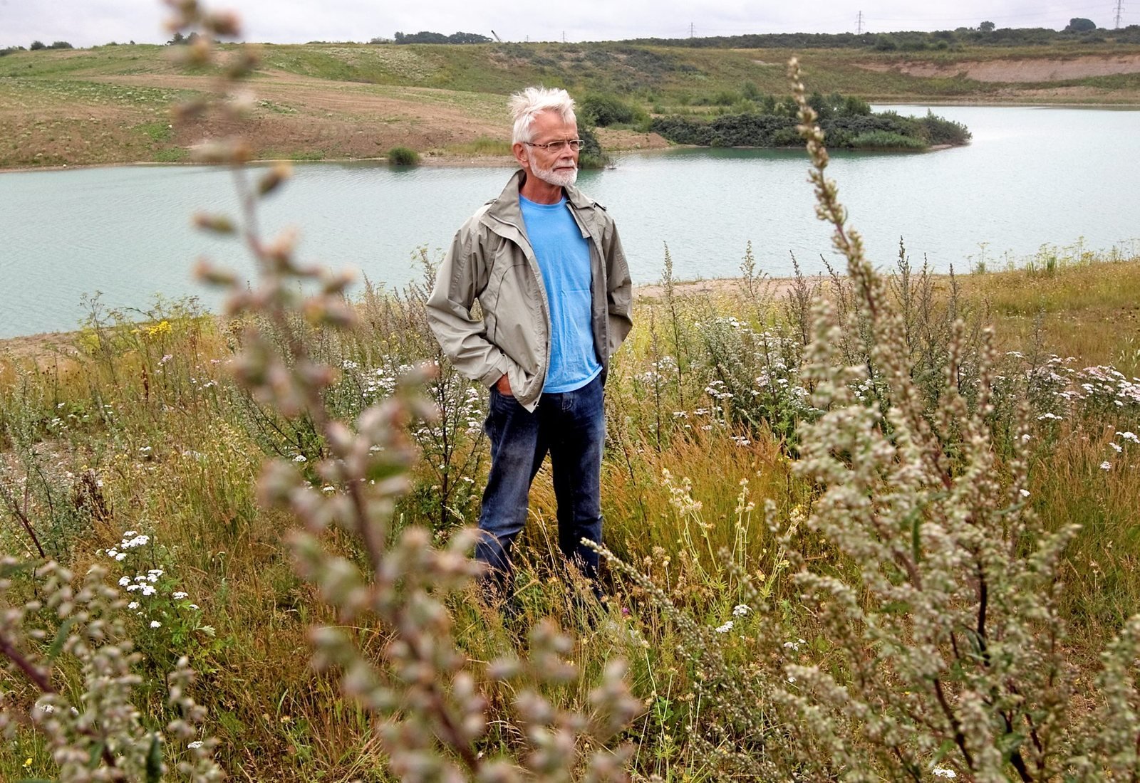 Carsten Hogstad spejder efter Svogerselv Lokalråds holdning, men lokalrådets formand mener, at han ikke har kigget godt nok efter.