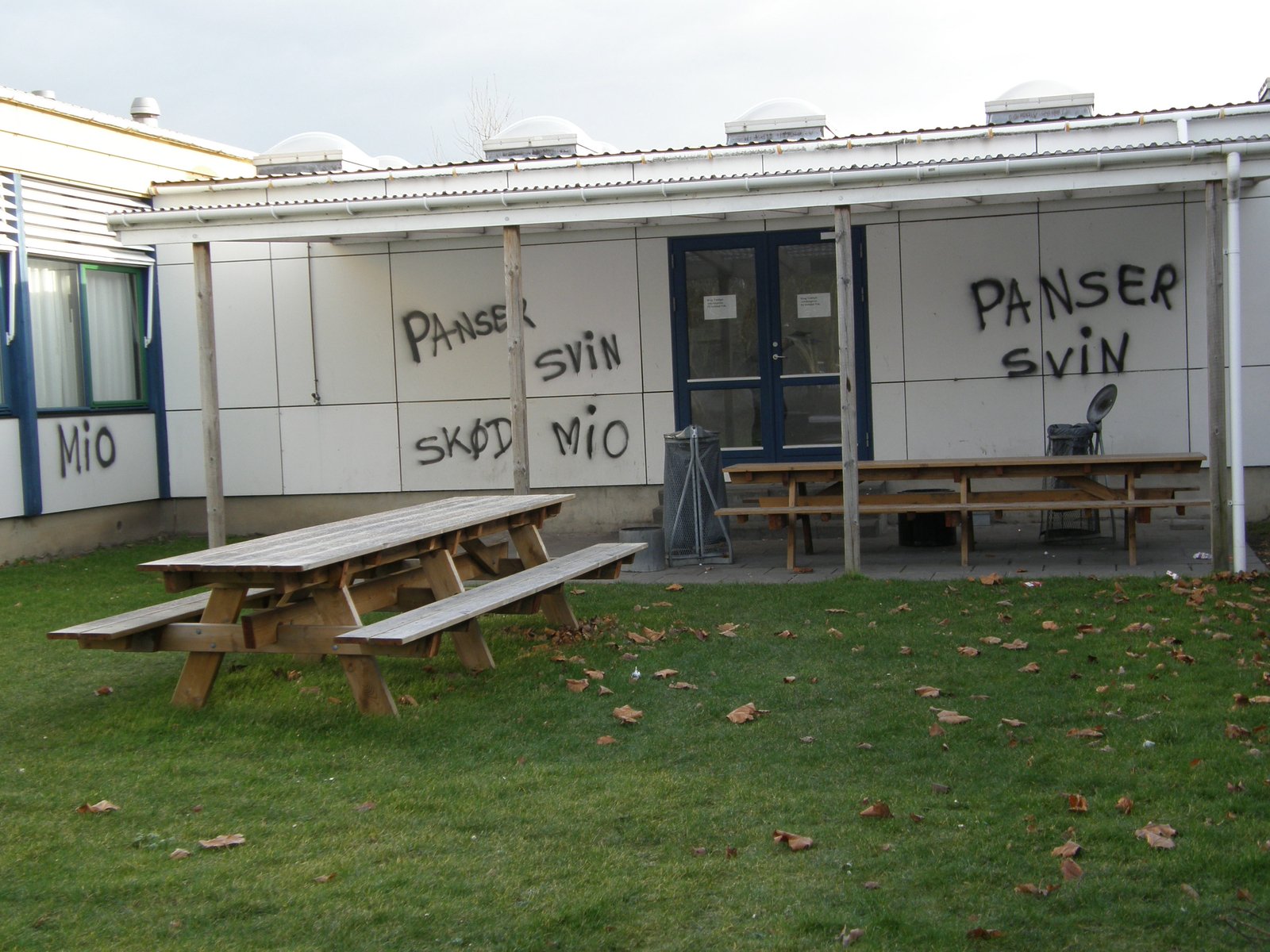 En 46-årig kalundborgenser, der har siddet varetægtsfængslet over et halvt år mistænkt for at stå bag en omfattende hærværksbølge i Kalundborg, blev tirsdag løsladt fra Retten i Holbæk. Anklagemyndighedens beviser var ikke stærke nok, til at få den 46-årige dømt i andet end ganske få af de i alt 105 forhold han var tiltalt for, mente dommeren.