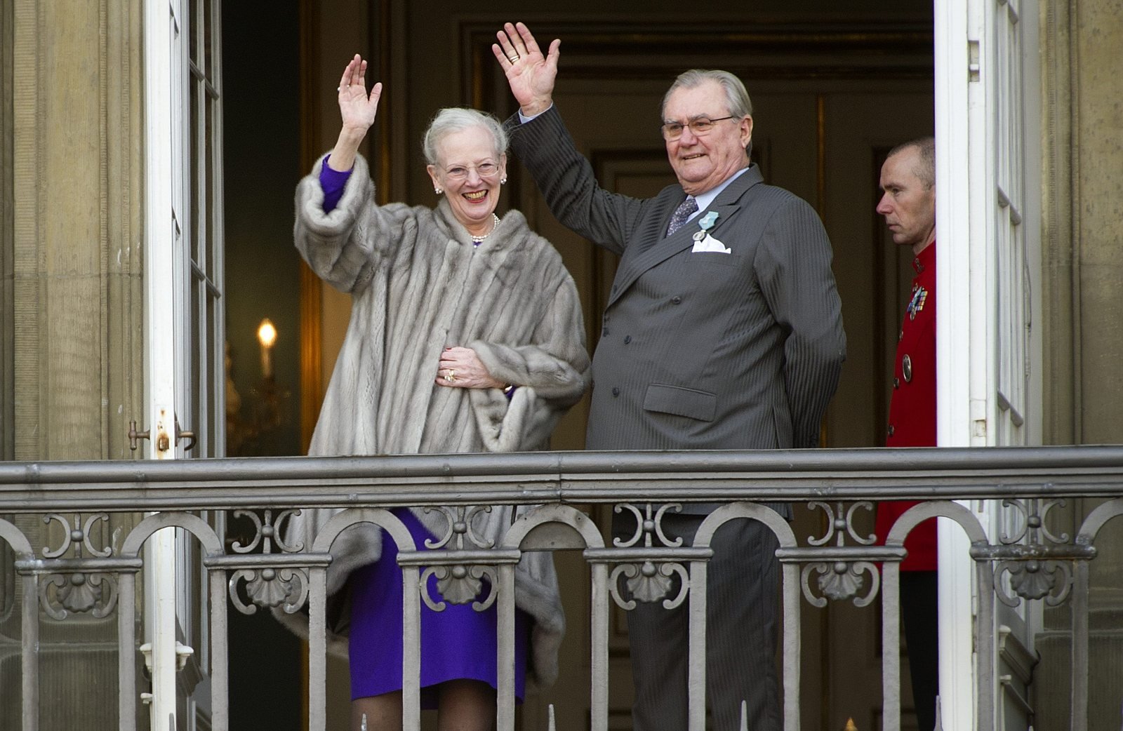 Dronning Margrethe blev hyldet af godt 10.000 danskere på Amalienborg Slotsplads søndag.