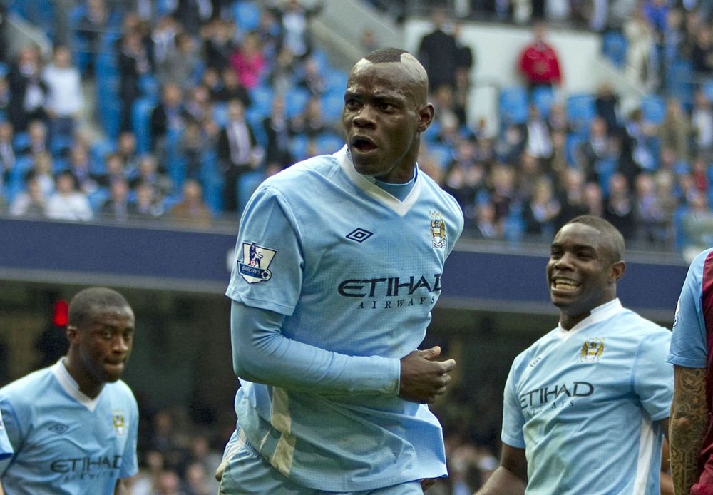 Manchester City er nyt førerhold i Premier League efter en sikker 4-1-sejr hjemme over Aston Villa.