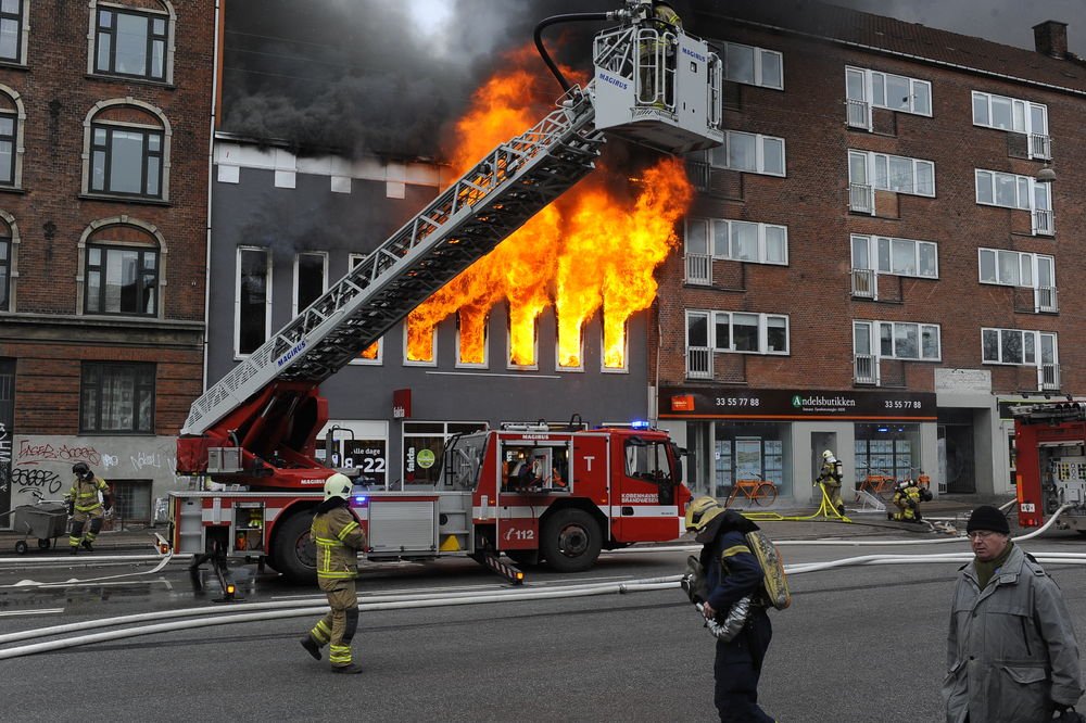 Flere opgange er blevet evakueret i forbindelse med brand over Fakta-butik i København.