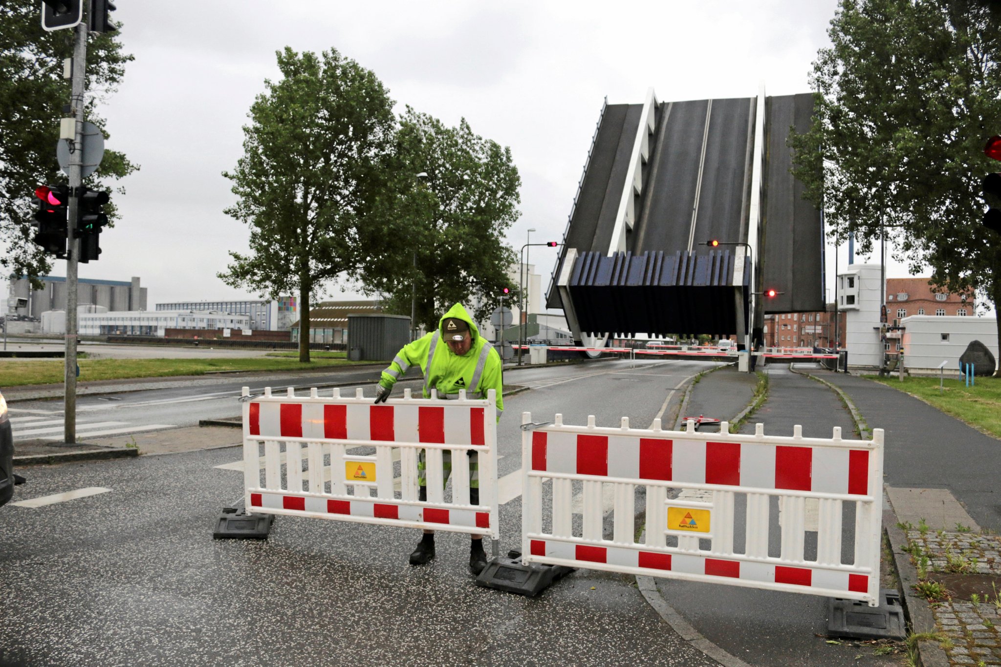 Halsskovbroen blev i slutningen af maj 2024 lukket, da den ene af broens låserigler skulle udskiftes. Nu står den anden for tur.