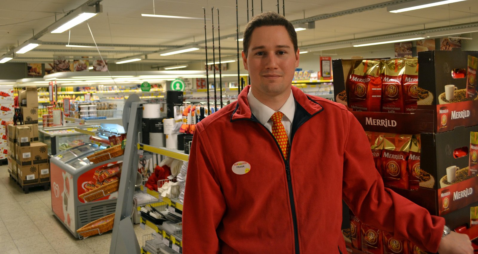 Frank Pedersen, brugsuddeler i Dagli Brugsen i Havnsø, tiltrådte sit job i september i år. Efter mange dårlige forudgående måneder, hvor der ganske vist var mange kunder, men med for lille fortjeneste kan han nu se mere fortrøstningsfuldt på butikkens fremtid.