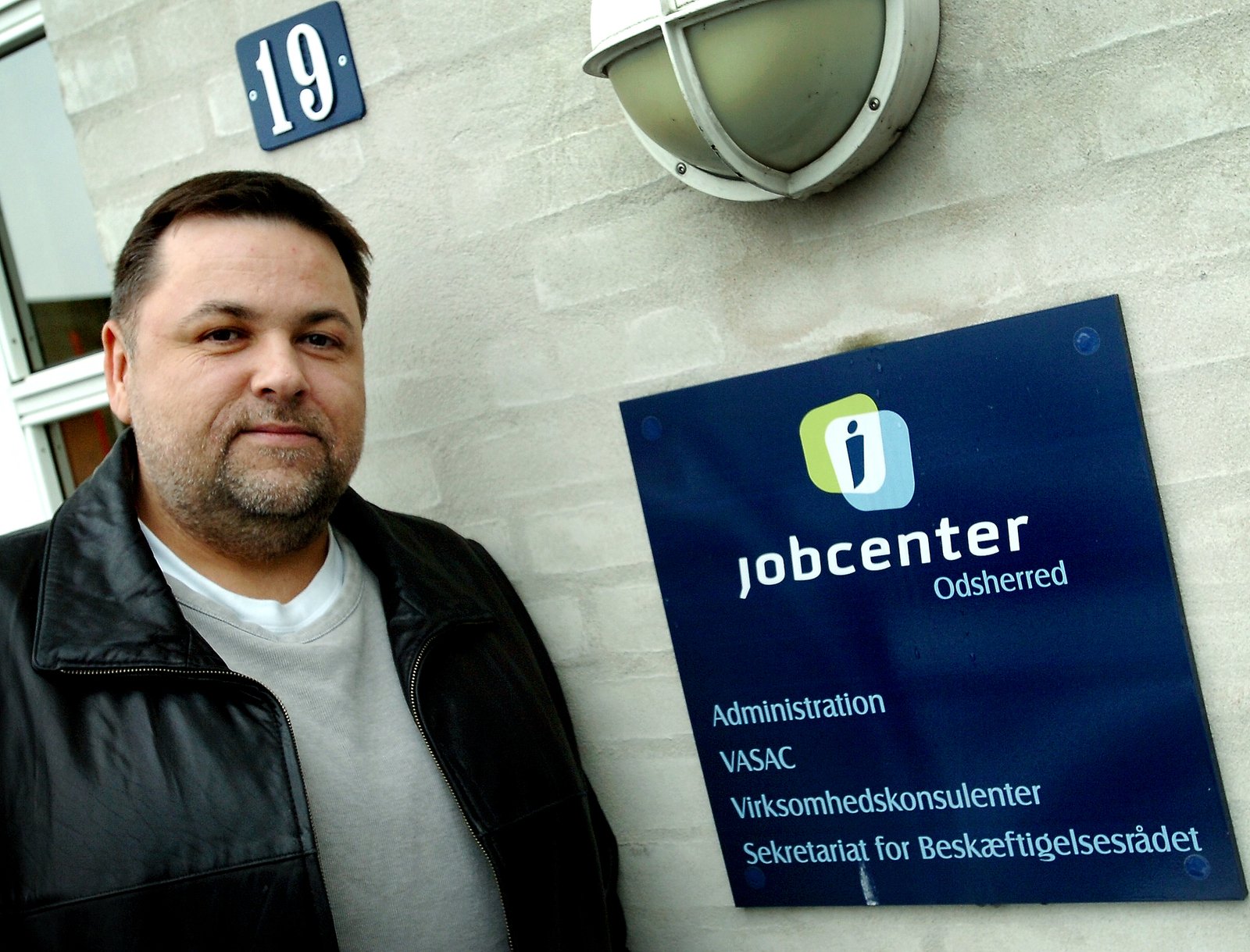 Jobcenter Odsherred har voldsomme problemer med at overholde reglerne for kontanthjælpsmodtagere, og Odsherred er i landets næstdårligste gruppe i forhold til at nå ministeriets beskæftigelsesmål. Det går langsomt, men vi er på rette vej, siger udvalgsformand.