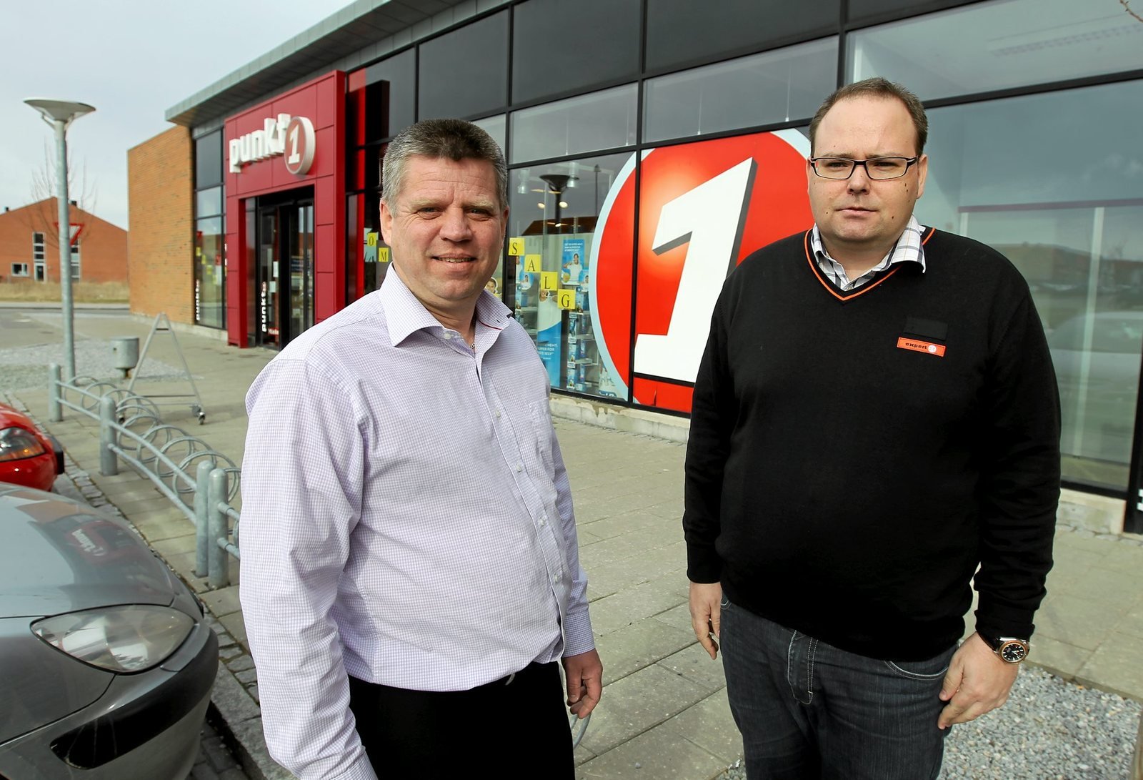 Efter længere tids flirt, blandt andet gennem fælles udsendelse af markedsføring, flytter Expert fra Sct. Knudsgade 1 til punkt 1's nuværende lokaler i RingStedet.