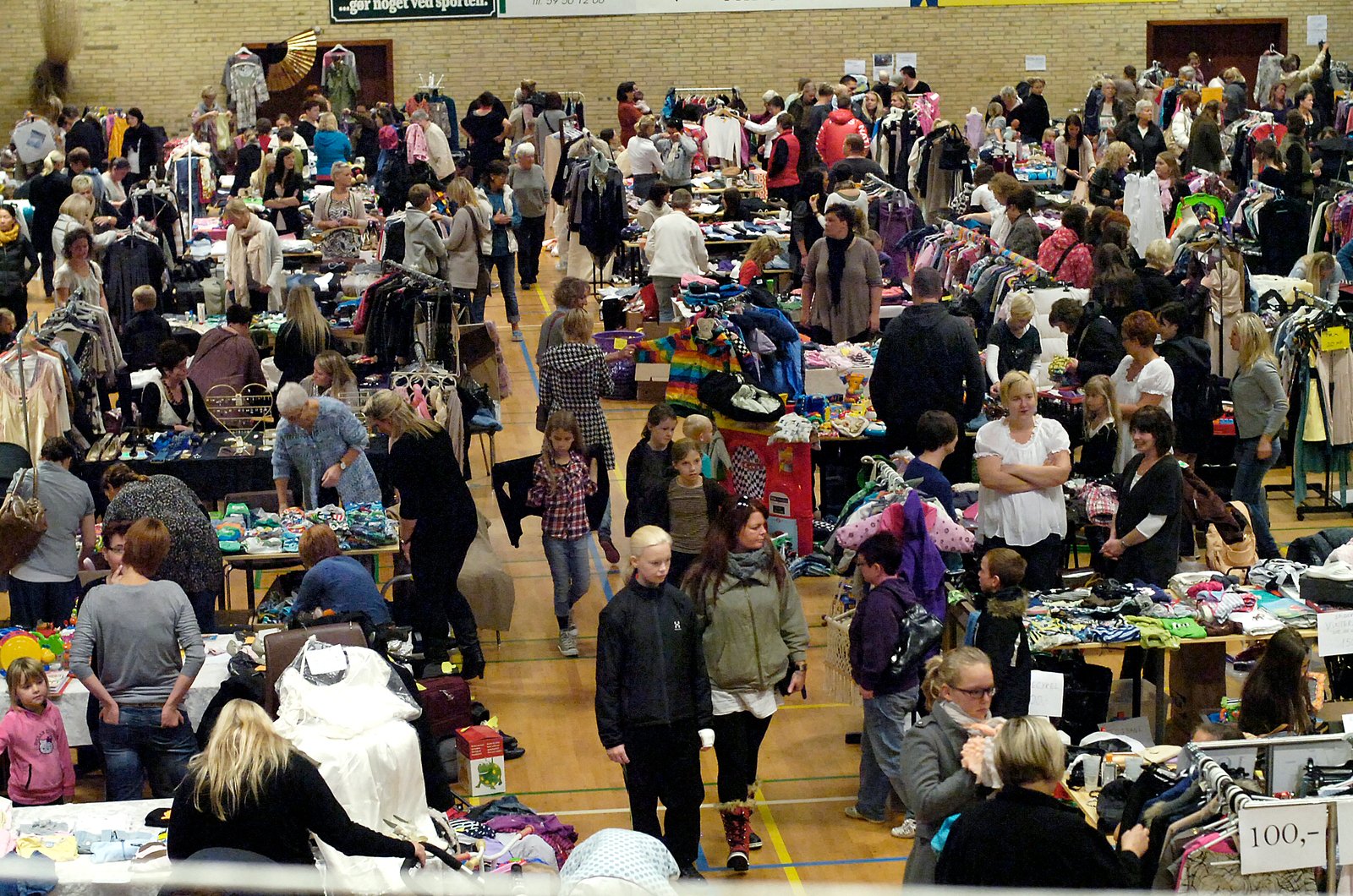 Søndag fra kl. 10 til 14 var der second hand marked i Tømmeruphallen.