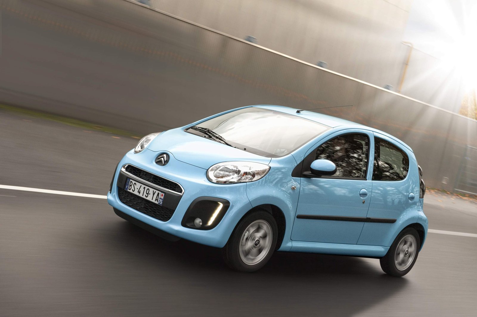 Citroën C1 er blevet re-stylet og har fået et løft, mens prisen er faldet. Hos Kalundborg-Jyderup Autocenter A/S i Kalundborg bliver der mulighed for at prøve den nye og smartere Citroën C1 til åbent hus den 17.- 18. marts fra kl. 11-16.