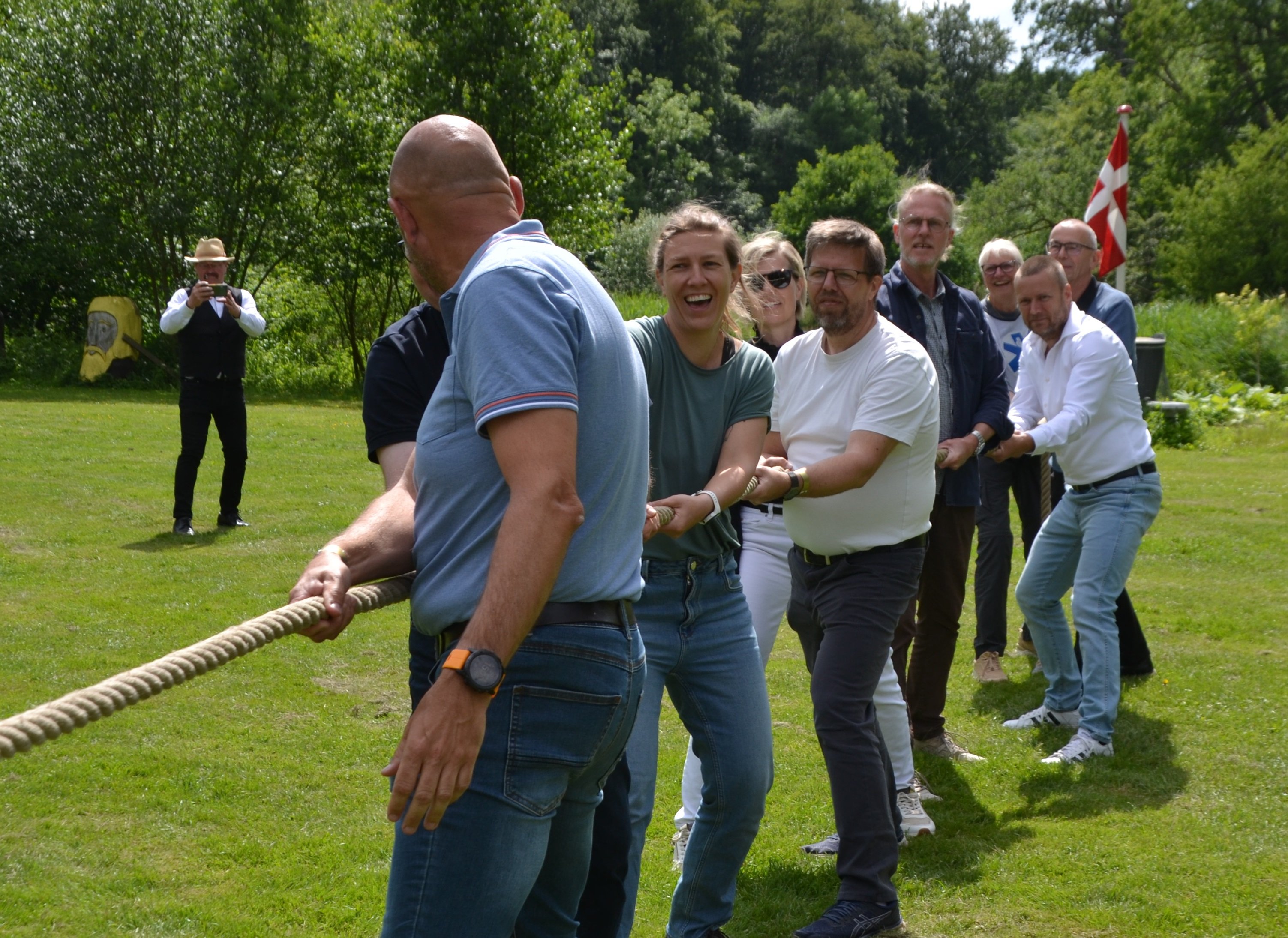 Tovtrækkeri og folkevalgte er måske almindeligt, men til grundlovsarrangementet i Solgårdsparken på Stevns, dystede de mod deres vælgere, og folket vandt.