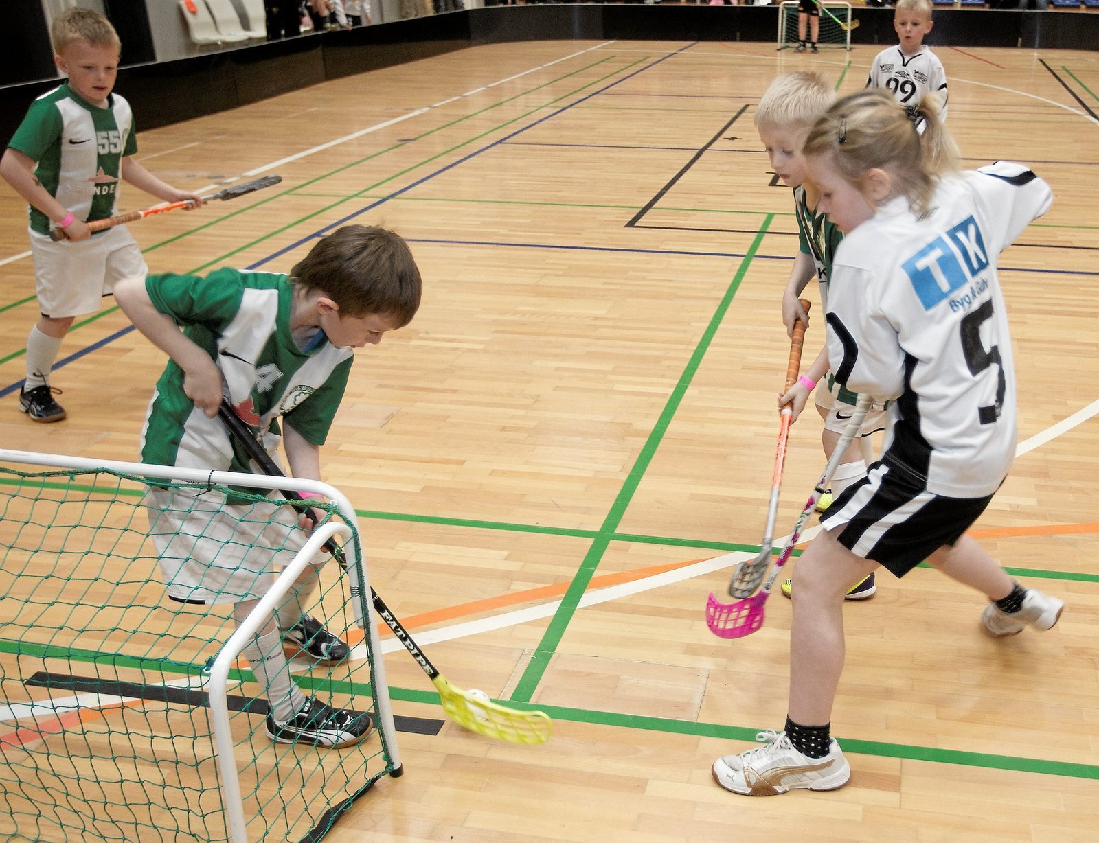 Floorball er fedt. Deltagerne i børne- og ungelandsstævnet går til den med en imponerende ildhu i Ringsteds idrætshaller. Her er der gang i den i Ringsted Sportscenter.