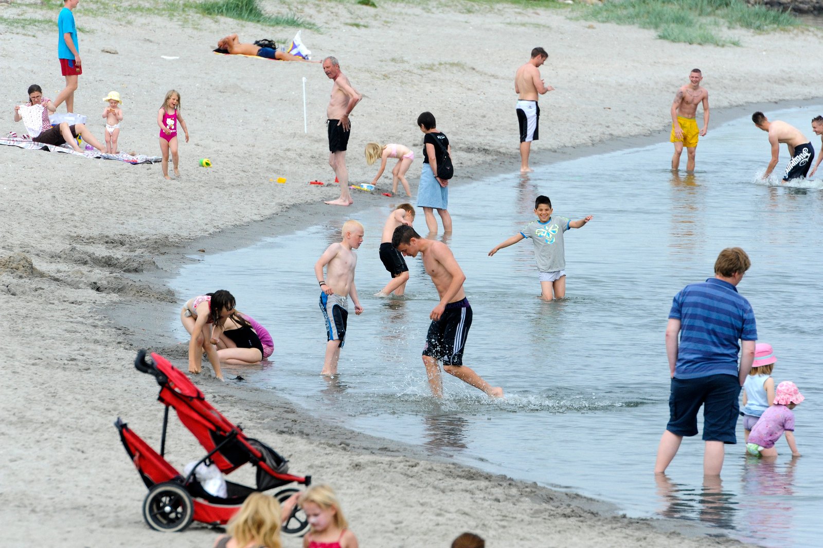 Drop badebassinet og tag en tur til stranden i stedet - og vær med til at redde holbækkernes drikkevand, lyder opfordringen fra vandchef i Fors.