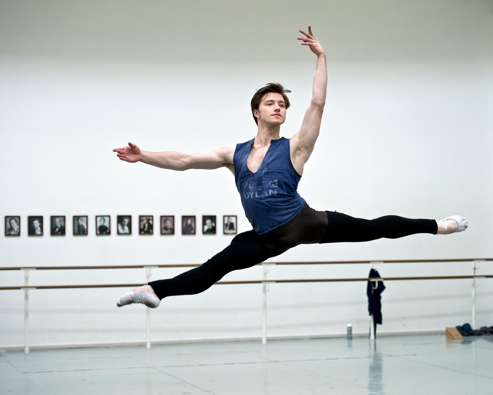 Solodanseren Alban Lendorf fra Den Kongelige Ballet var knægt i Løve. Nu er han voksen i København - og råber til sit fjernsyn, når Danmark spiller landskamp.