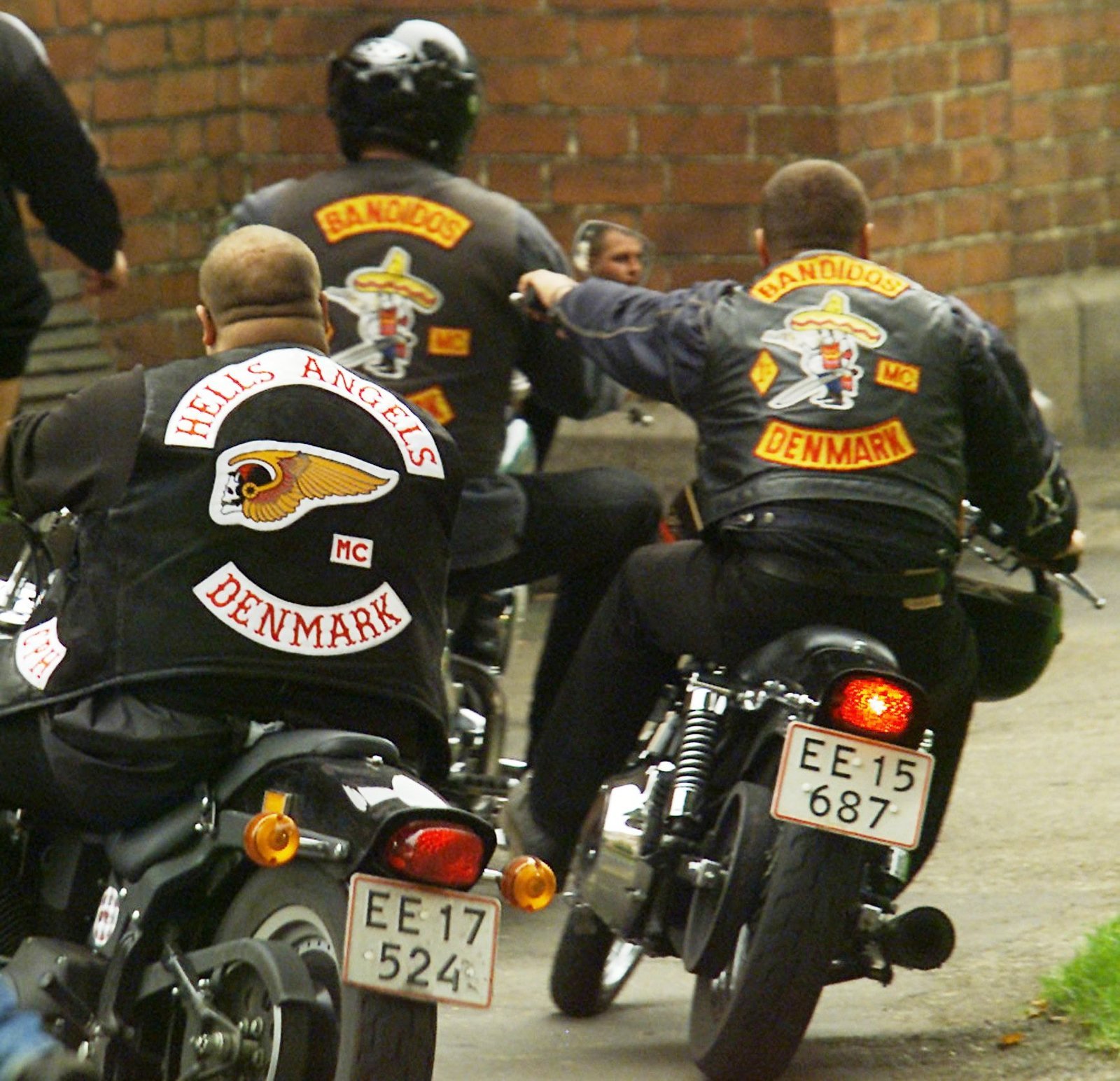 Politiet har slået til mod Hells Angels i København og anholdt 30 personer efter voldeligt opgør fredag aften.