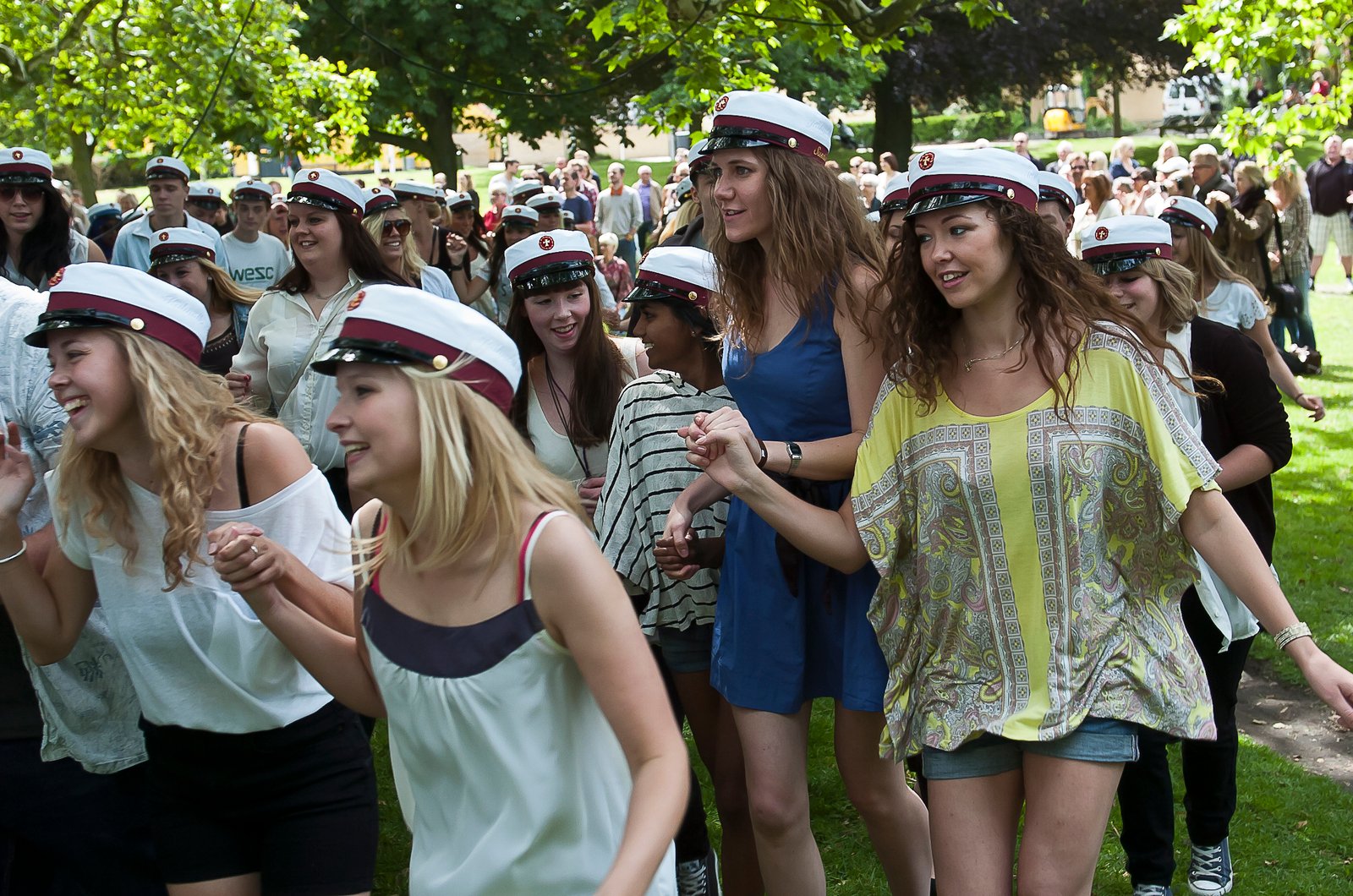 I sidste uge begyndte studenternes og HFernes lange fejring af, at nu er eksamen slut.Traditionen med at danse rundt om platantræet blev naturligvis holdt, og der var glæde over hele linjen og god grund til at feste med huerne på.
