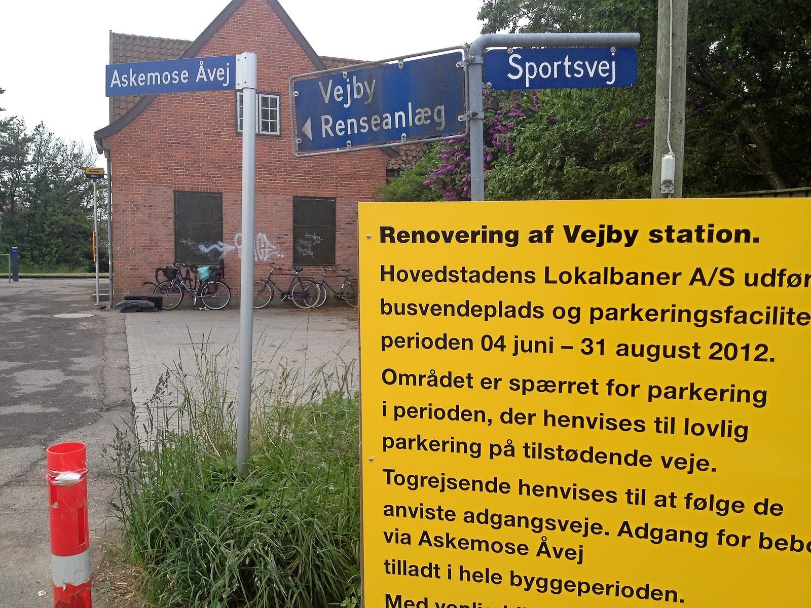 Pladsen foran Vejby Station gøres mere brugervenlig, mens planerne for, hvad der skal ske med den gamle stationsbygning, stadig er meget usikre.