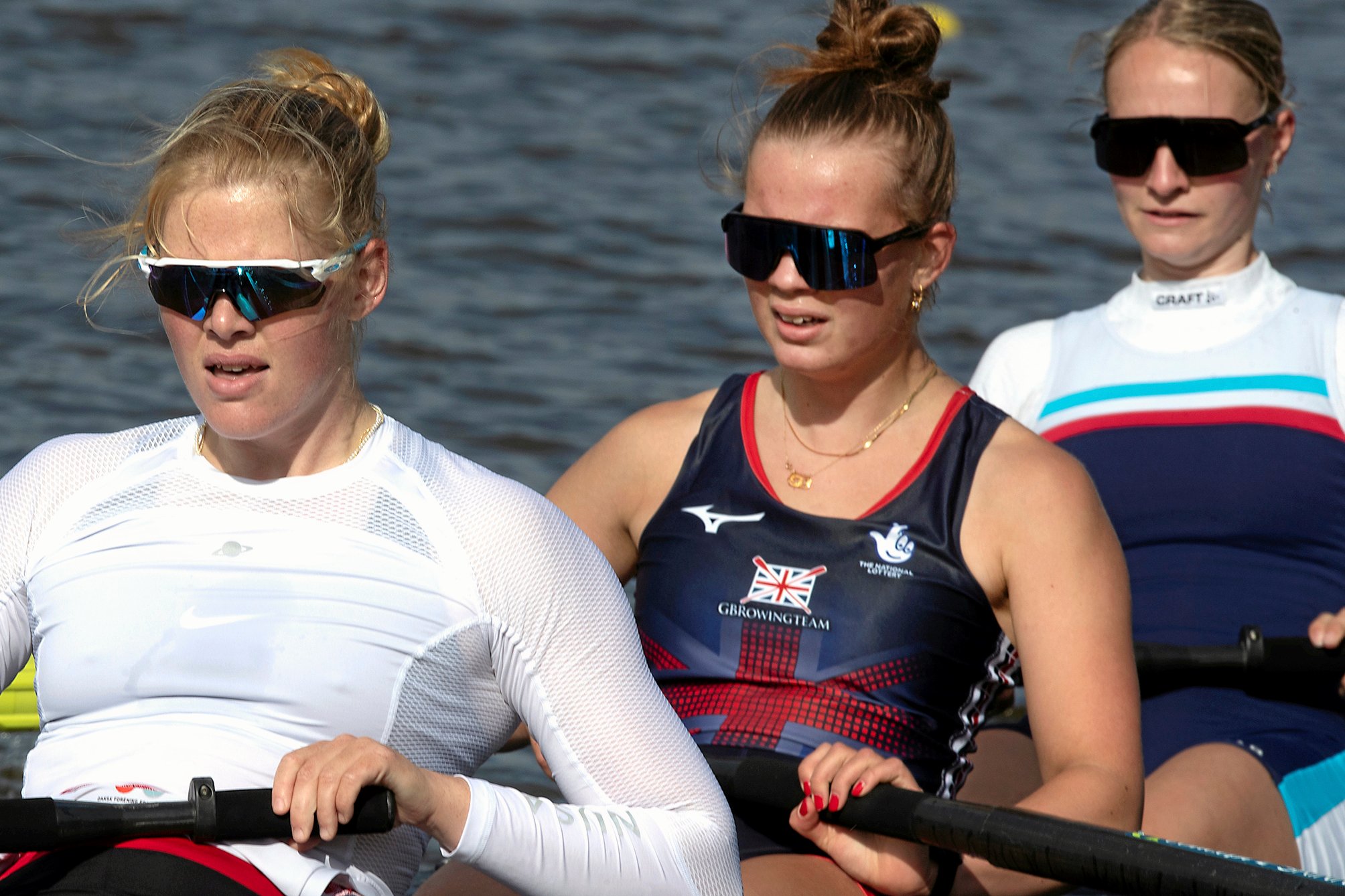 Caroline Munch (tv) og Frida Werner Foldager (midten) fra Roskilde Roklub skal til OL i Paris.