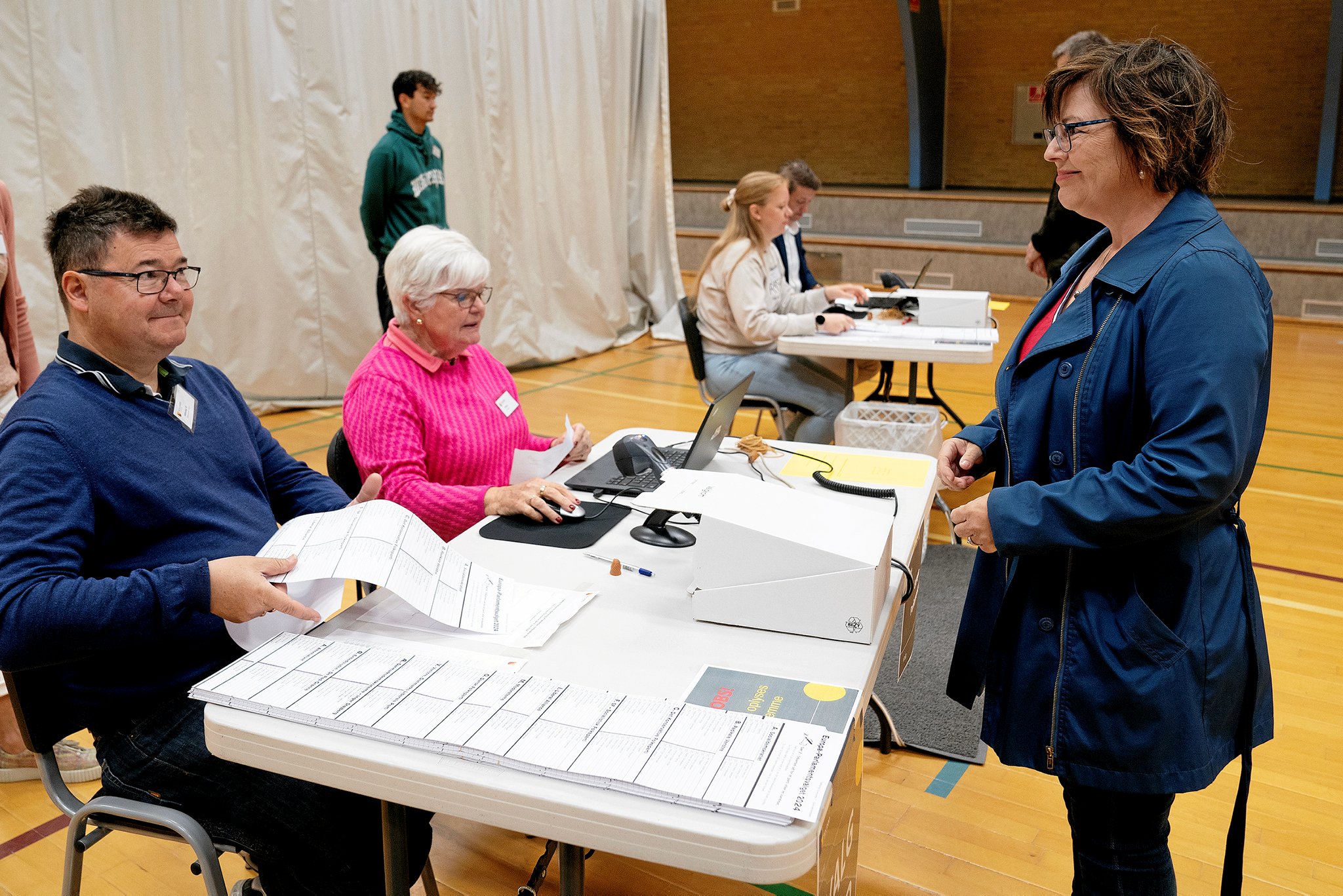 Vi møder medlem af Europa-Parlamentet, Marianne Vind (S), når hun skal stemme i Havdrup Hallen i hjembyen Havdrup.  ep valg - europaparlamentsvalgROS TON MARIANNE VIND 2 kopier.jpg