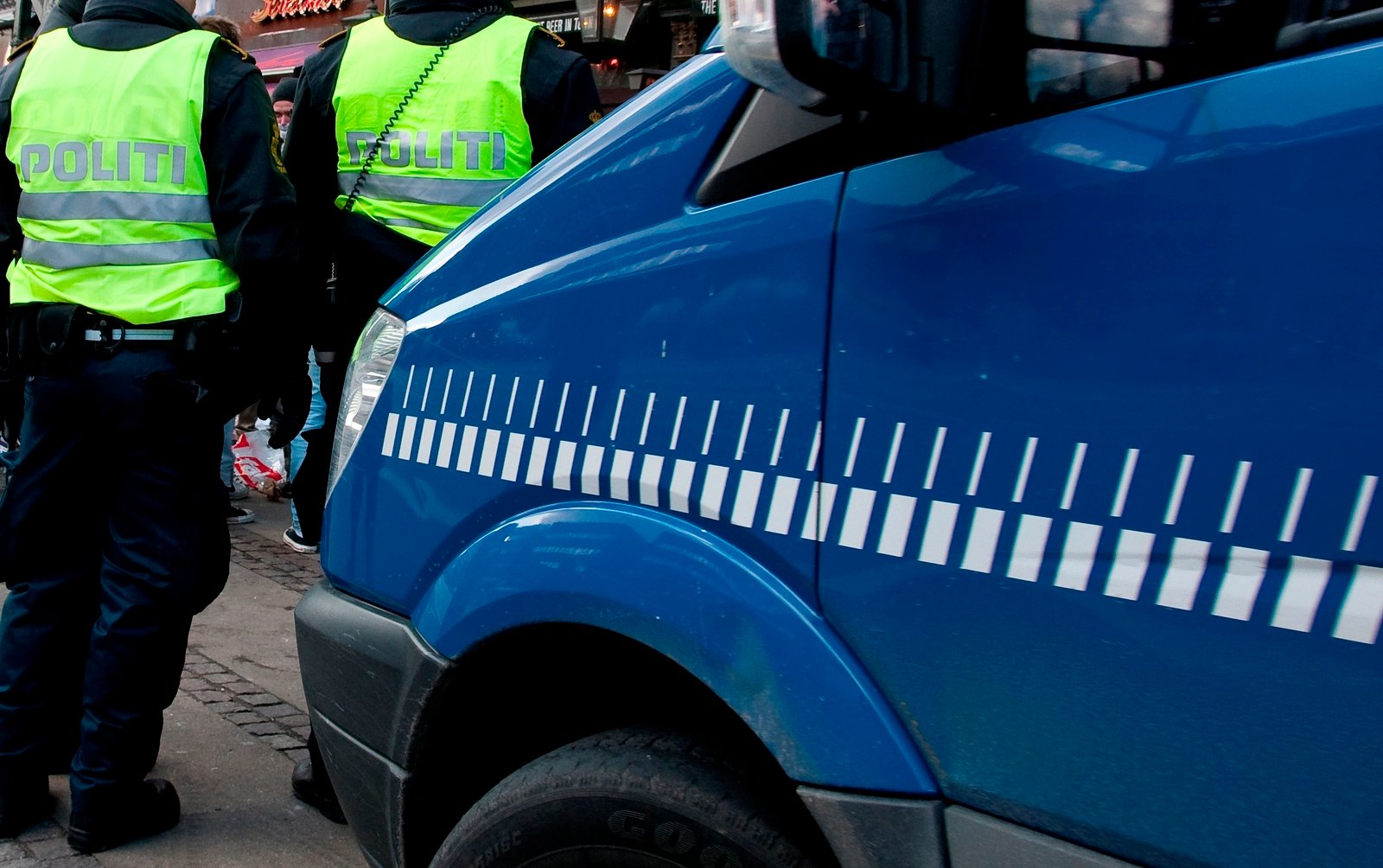 37-årig kvinde lå død ved boligblok i Kronjylland. Ingen ydre tegn på forbrydelse, lyder det fra politiet.