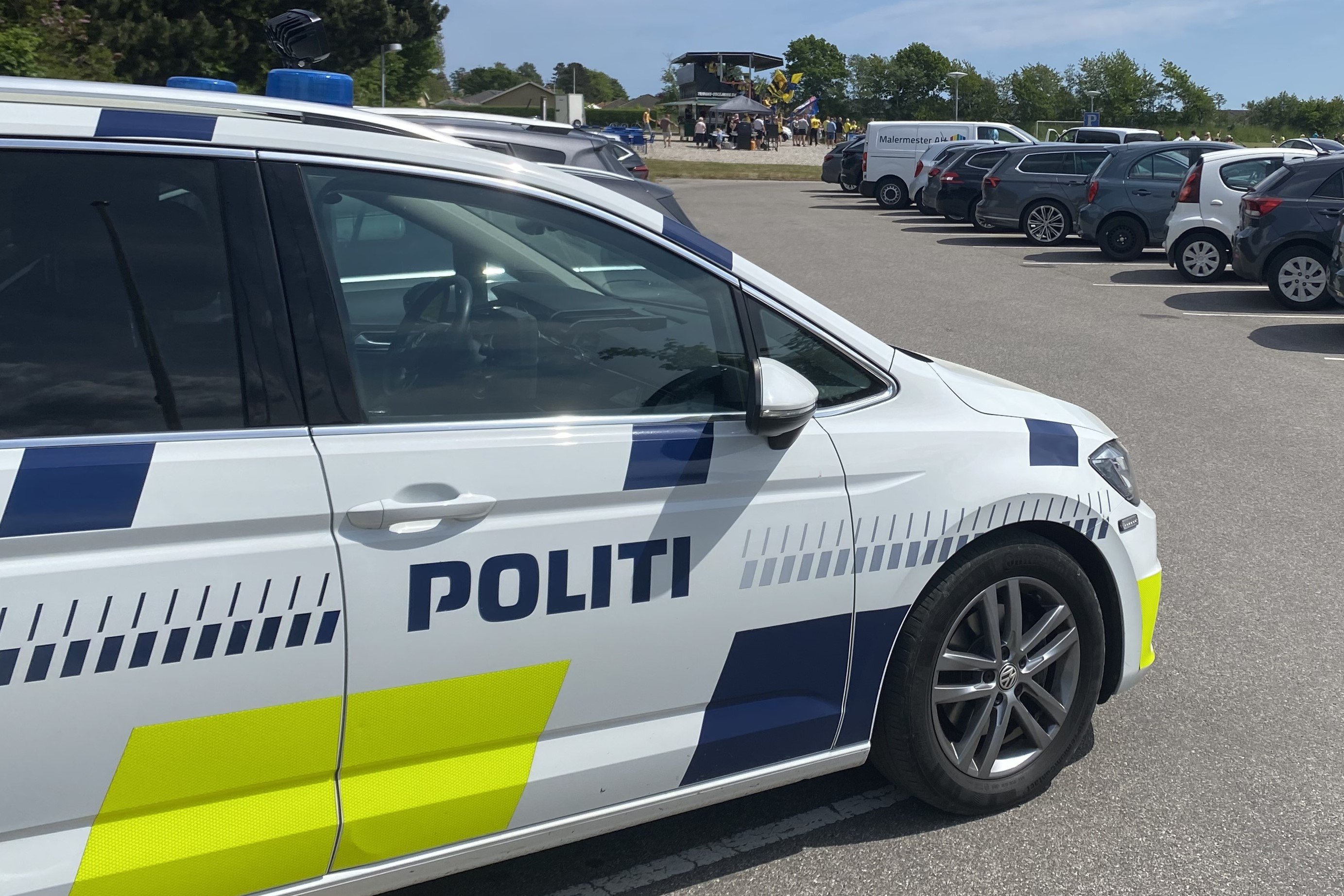 Politipatruljer omringede lagerhallen og kunne anholde tre mænd.