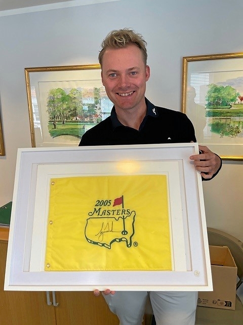 Et flag fra Masters 2005 signeret af Tiger Woods kom under hammeren og var med til at hæve det indsamlede beløb ganske betragteligt. - Pressefoto Et flag fra Masters 2005 signeret af Tiger Woods kom under hammeren og var med til at hæve det indsamlede beløb ganske betragteligt.