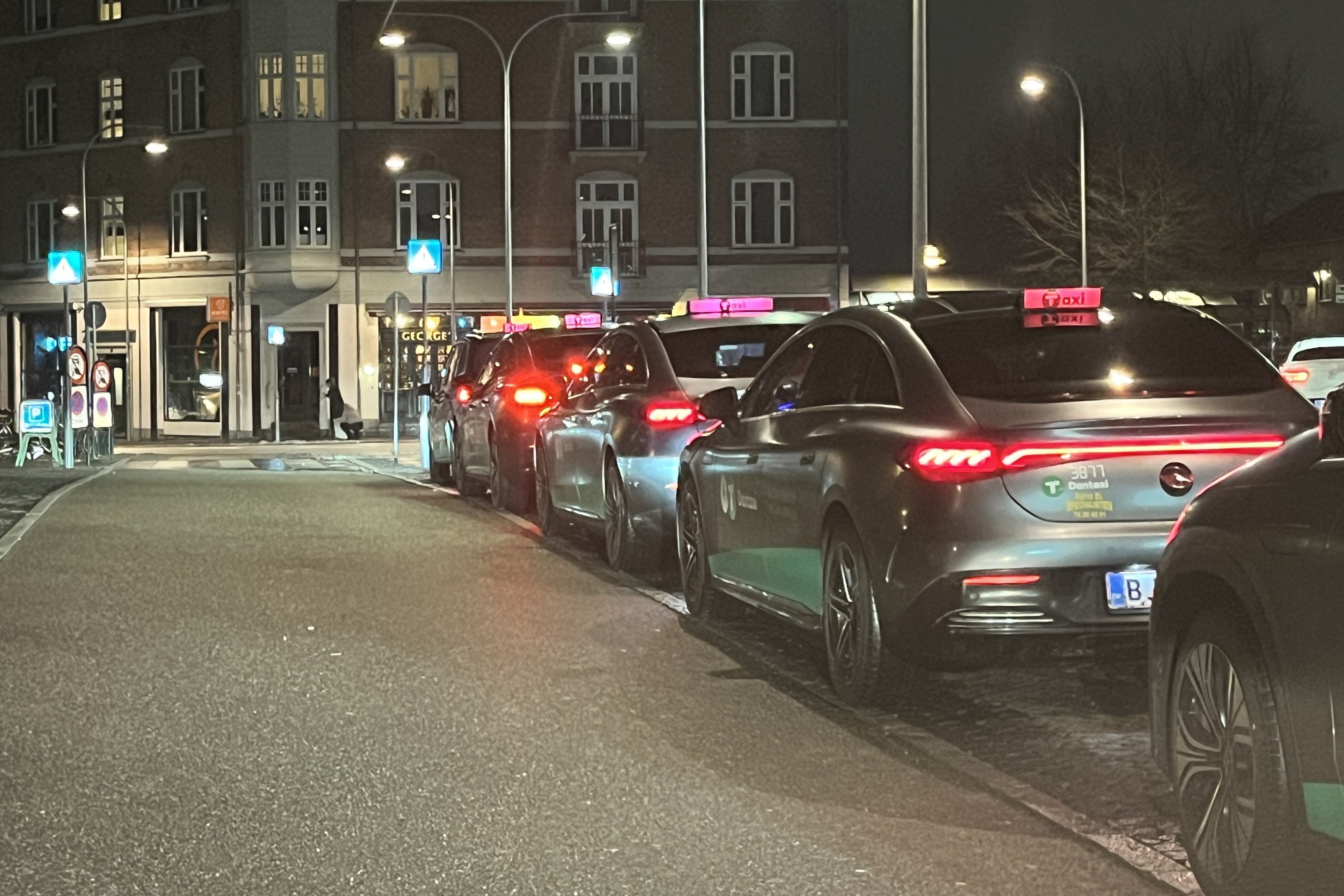 Der er rigtig mange taxaer i Roskilde i denne uge, og flere steder fylder de mere i gadebilledet, end der er plads til.