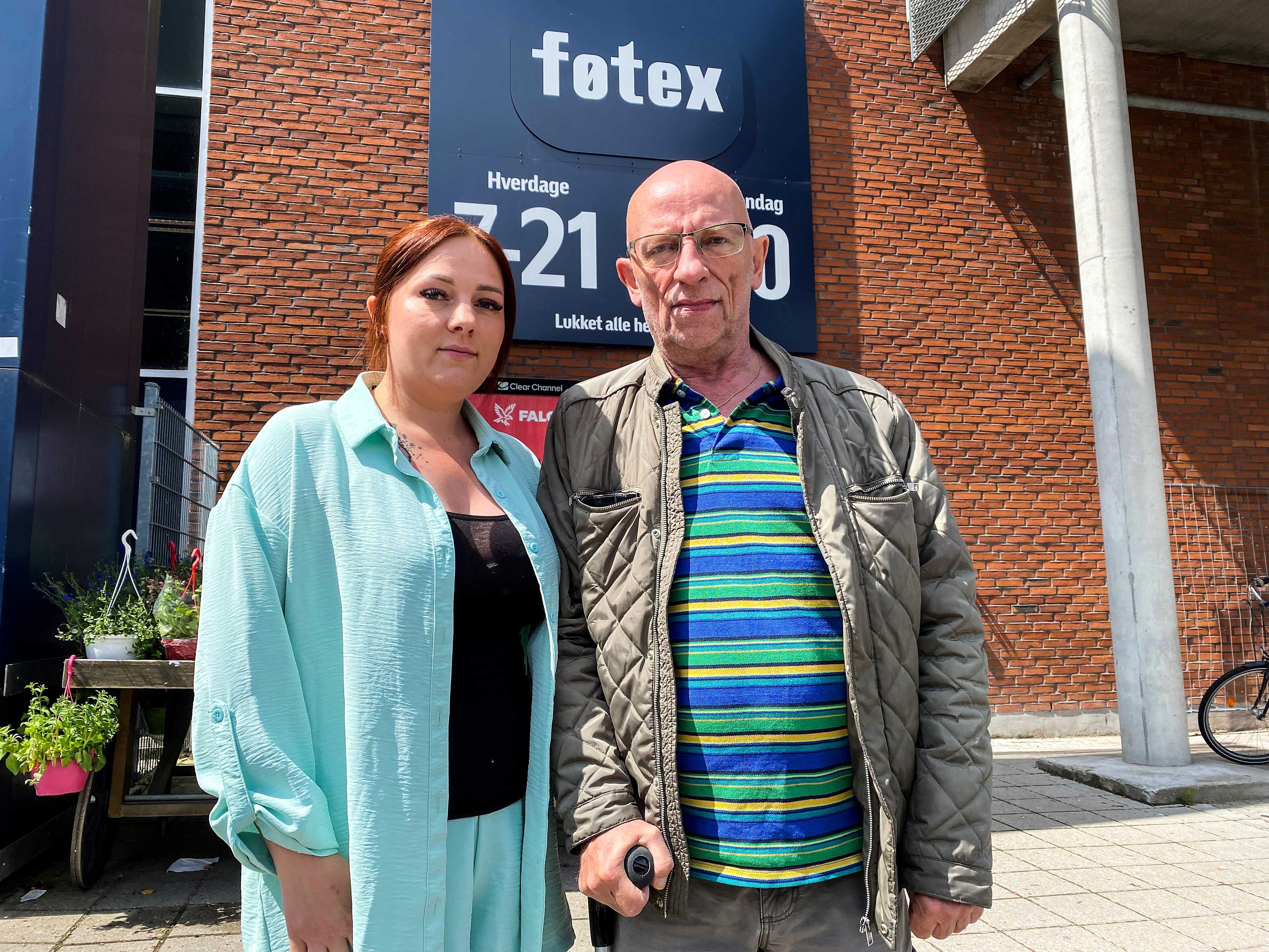 Sarah Møller og hendes far Johnny Møller er rystet over den behandling, som deres 64-årige demente mor og hustru fik i Føtex.