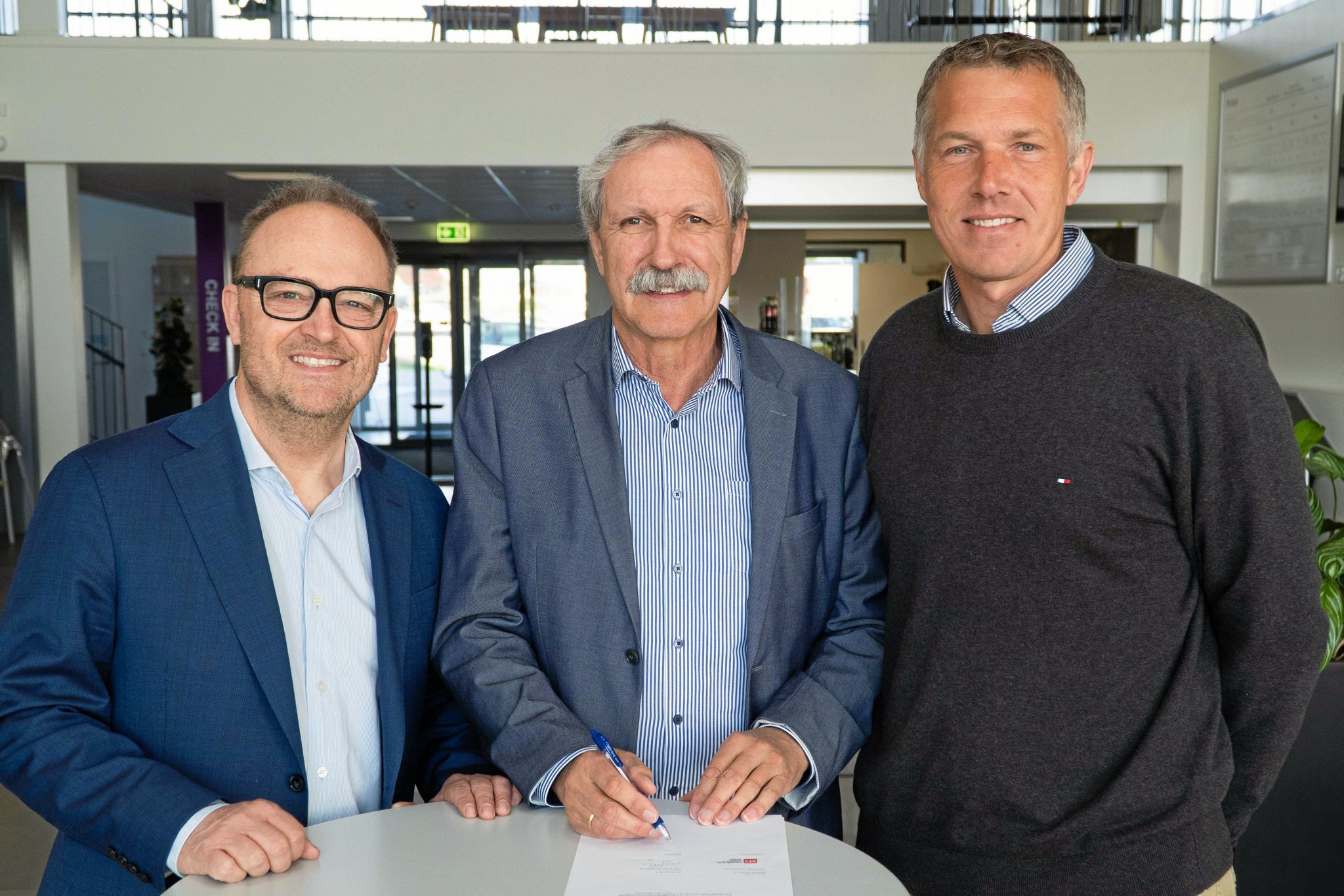 Michael Seiding Larsen (til højre) blev udpeget til DGI-husets bestyrelse for blandt andet at holde med, at der ikke foregik for meget kammerateri. Nu viser det sig, at han selv har fået klækkelig rabat. Fra venstre er det DGI-husdirektør Hans Snestrup og DGI-husformand Nels Petersen.