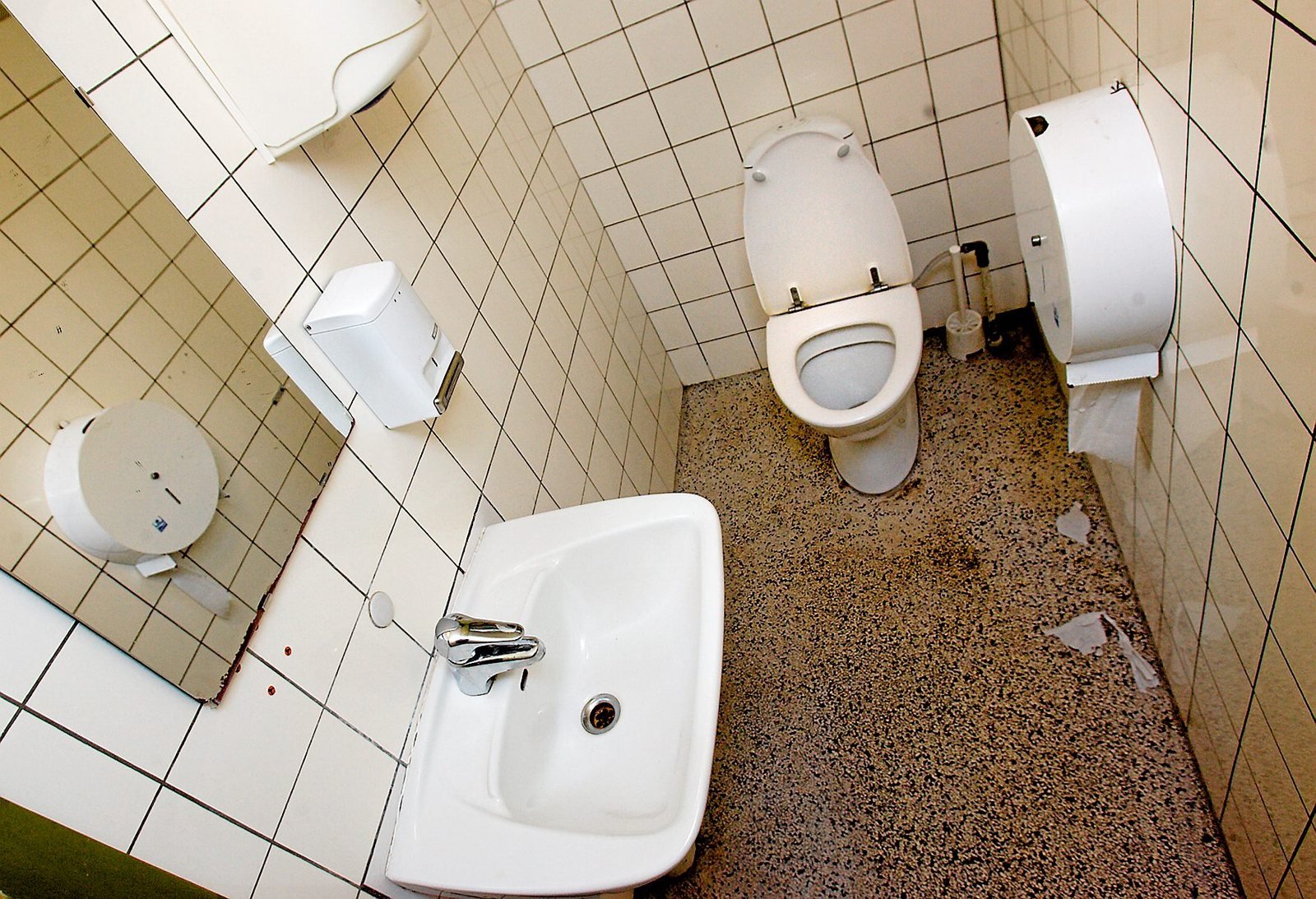 - Desværre er der alt for mange folkeskoler og daginstitutioner rundt omkring i landet, hvor de sanitære forhold er alt for ringe, skriver Rene Henrik Larsen.