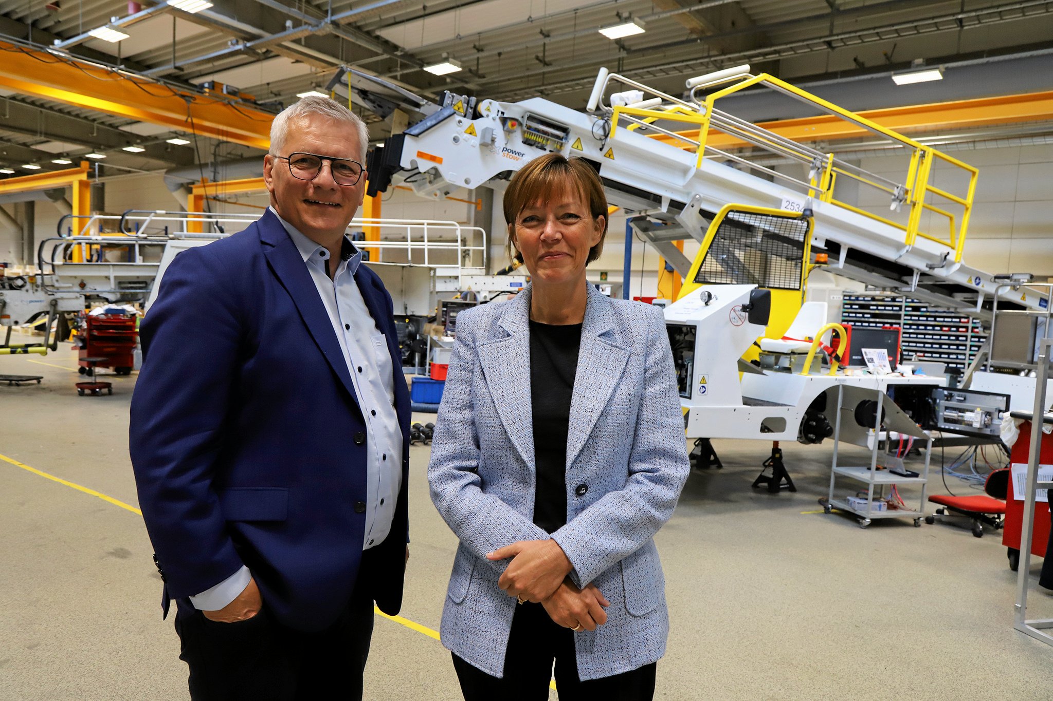 Power Stow laver bagagehåndterings-systemer til lufthavne over hele verden. Administrerende direktør Henriette H. Olsen ses her sammen med Erhvervsforum Roskildes direktør Martin Sattrup Christensen.