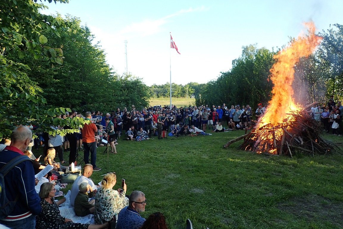 Ved bålet skal Midsommervisen synges.