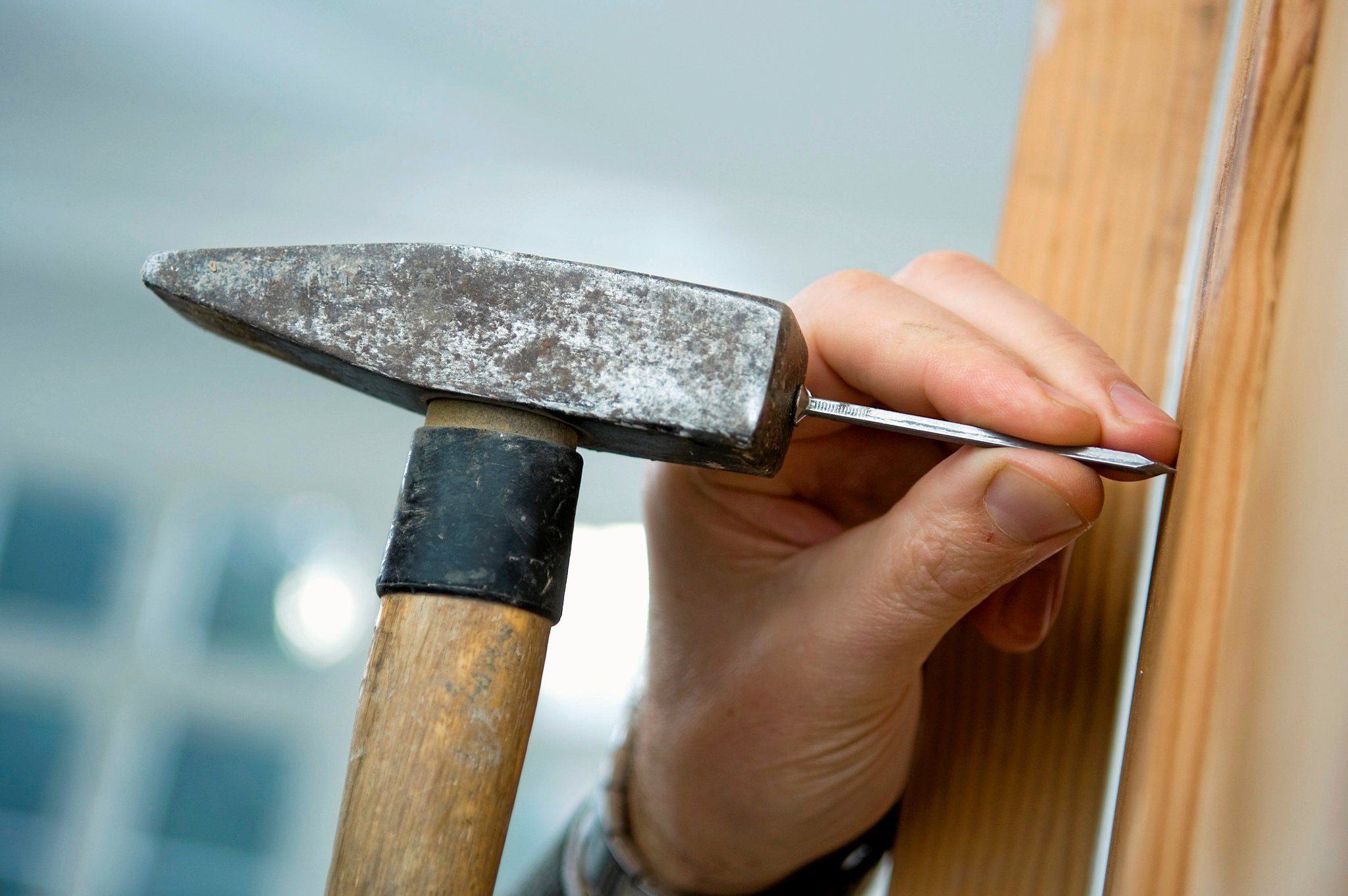 Hammer og søm kan lave grimme huller i væggen, men klæbesøm gør det nemt at hænge billeder op.