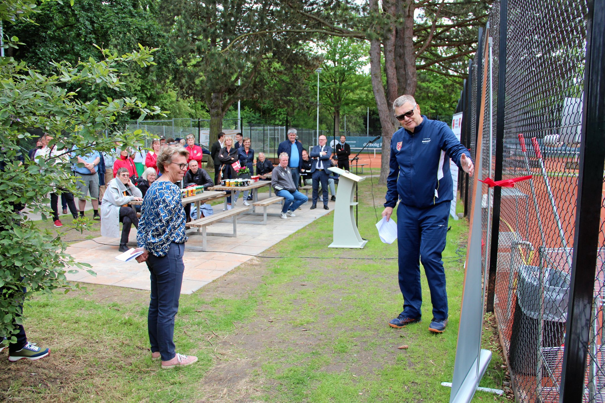 Rødovre Tennisklubs nye helårsbaner blev indviet i 2024. På billedet ses Rødovres borgmester Britt Jensen (S) og tennisformand Poul Lundberg.