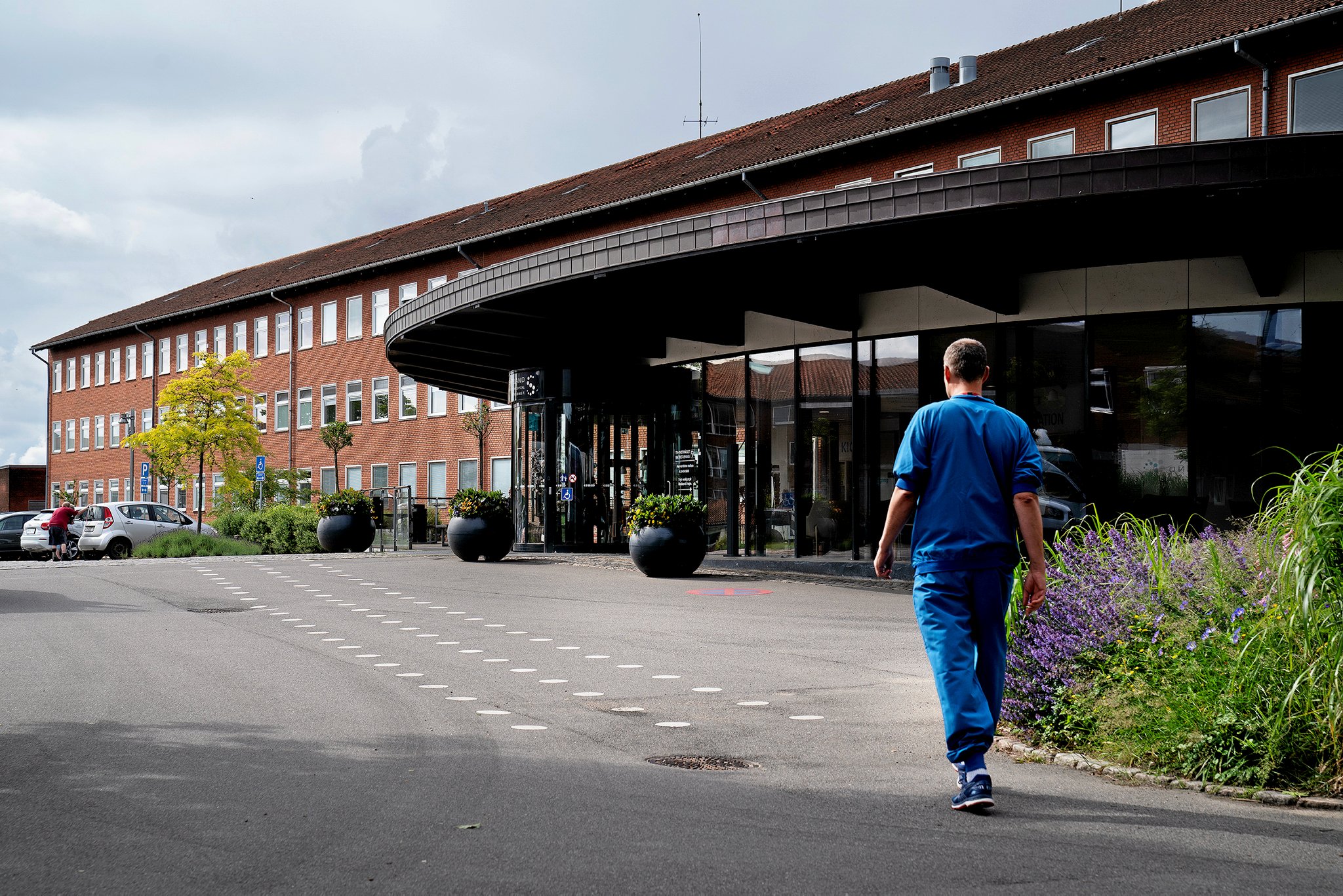 Sygehuset har i en årrække kæmpet hårdt for at tiltrække og fastholde personale, navnlig læger. Derfor har man indsat personalebusser, der kører fra København to gange dagligt til sygehuset.