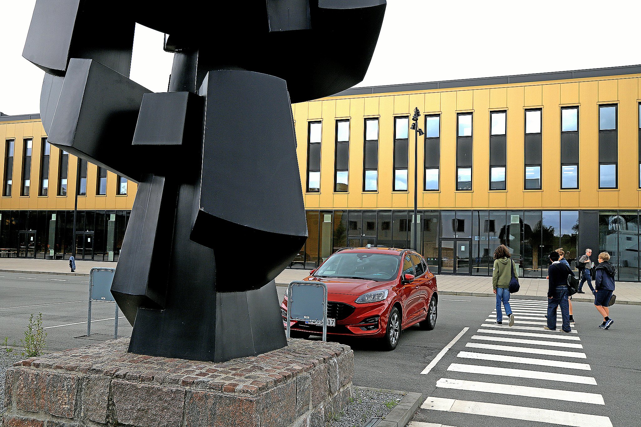Tusindvis af mennesker kommer hver eneste dag i Frederiksborgcentret, og det er afgørende for kommunen at bevare stedet, lyder det fra politikerne i byrådet.