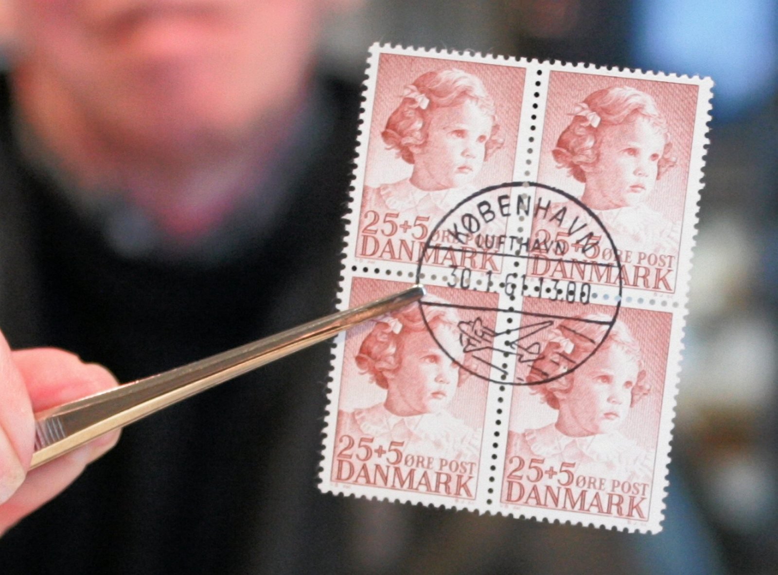 Interessen for de små mærker er usvækket, selv om det efterhånden er sjældent, man får et brev med et frimærke.