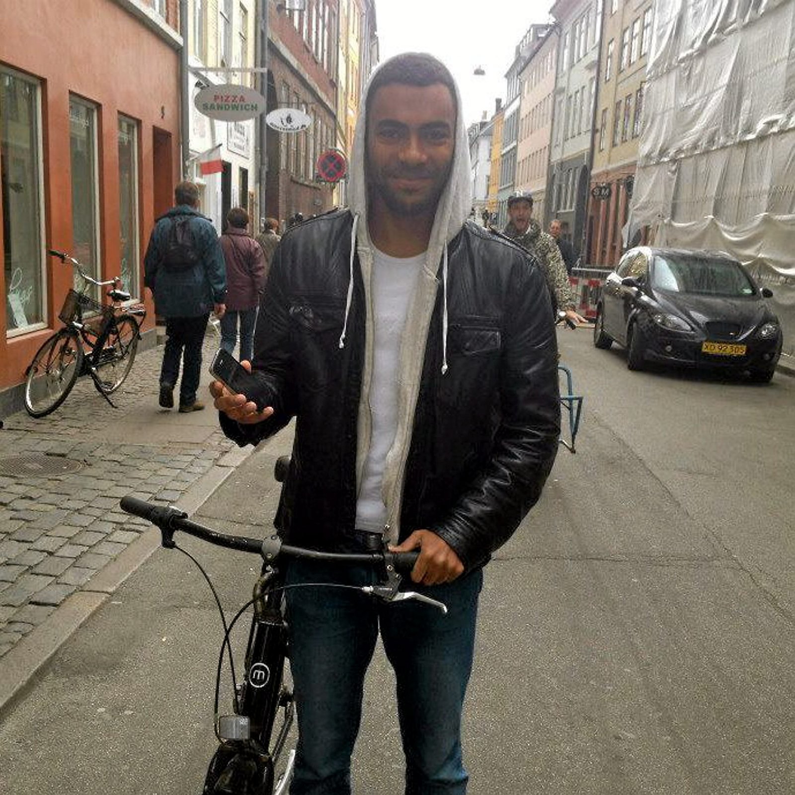En 27-årig mand efterlyses af politiet for drab på ung jurastuderende. Tre andre er blevet anholdt