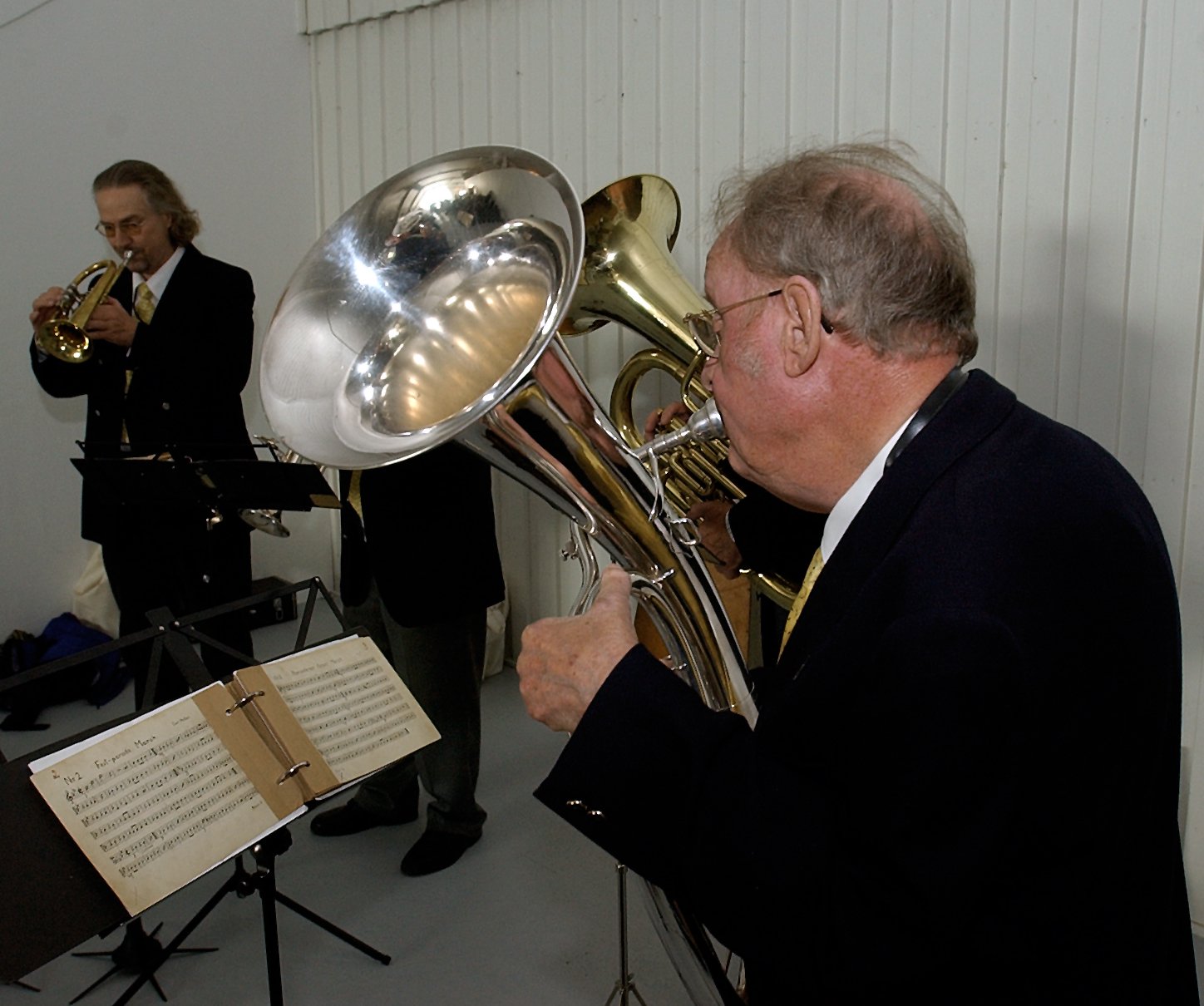 Mørkøv:I en snes år har Mørkøv Handels- og Håndværker- og Borgerforening samlet hjælpsomme og arbejdsomme borgere for i Mørkøv Maskinforretning at fabrikere juleudsmykning.Tiden er nu så fremskreden, at der igen kaldes til juleudsmyknings-komsammen. Arrangementet vil at finde sted torsdag den 22. november, og det ventes at der igen vil møde 40-50 borgere og medlemmer op for at sikre Mørkøv by en smuk juleudsmykning. Den består dels af et seks-otte meter højt juletræ, der placeres ved Rosenvænget og dertil kommer alle »stativerne«, der pyntes med lys og gran.