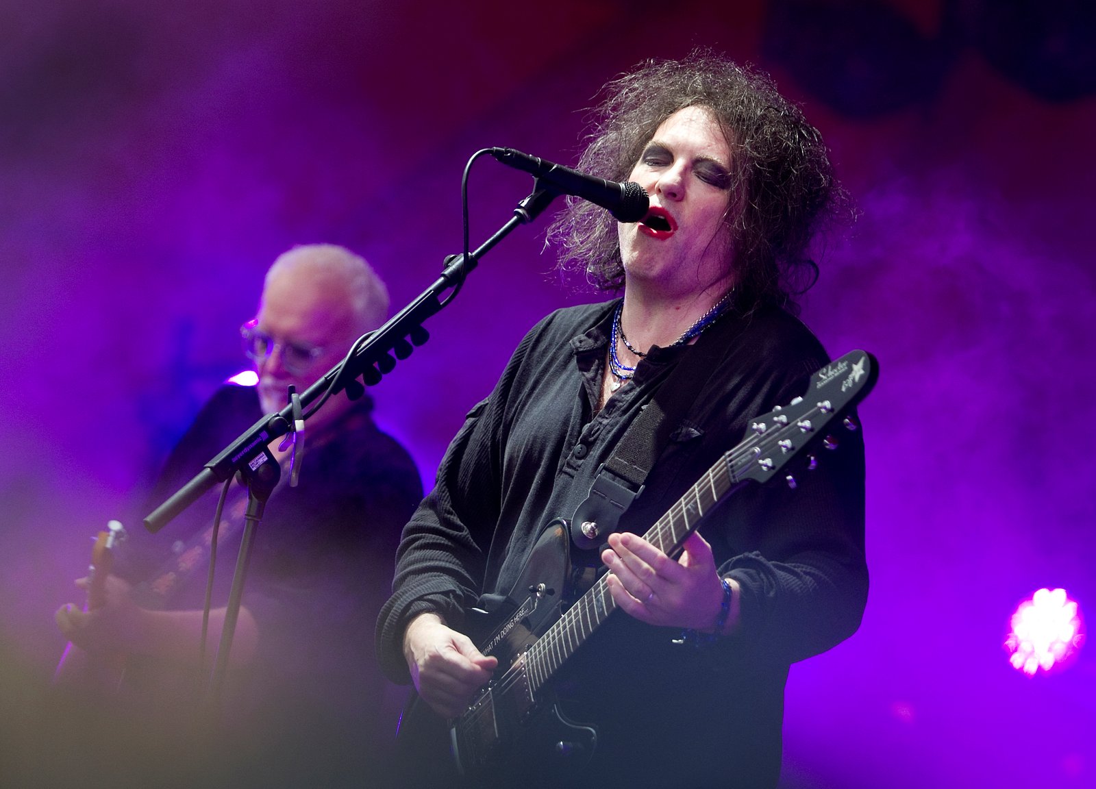 Robert Smith og The Cure har optrådt flere gange på Roskilde Festival og vender tilbage i 2026. Billedet her er fra deres koncert på Orange Scene i 2012.