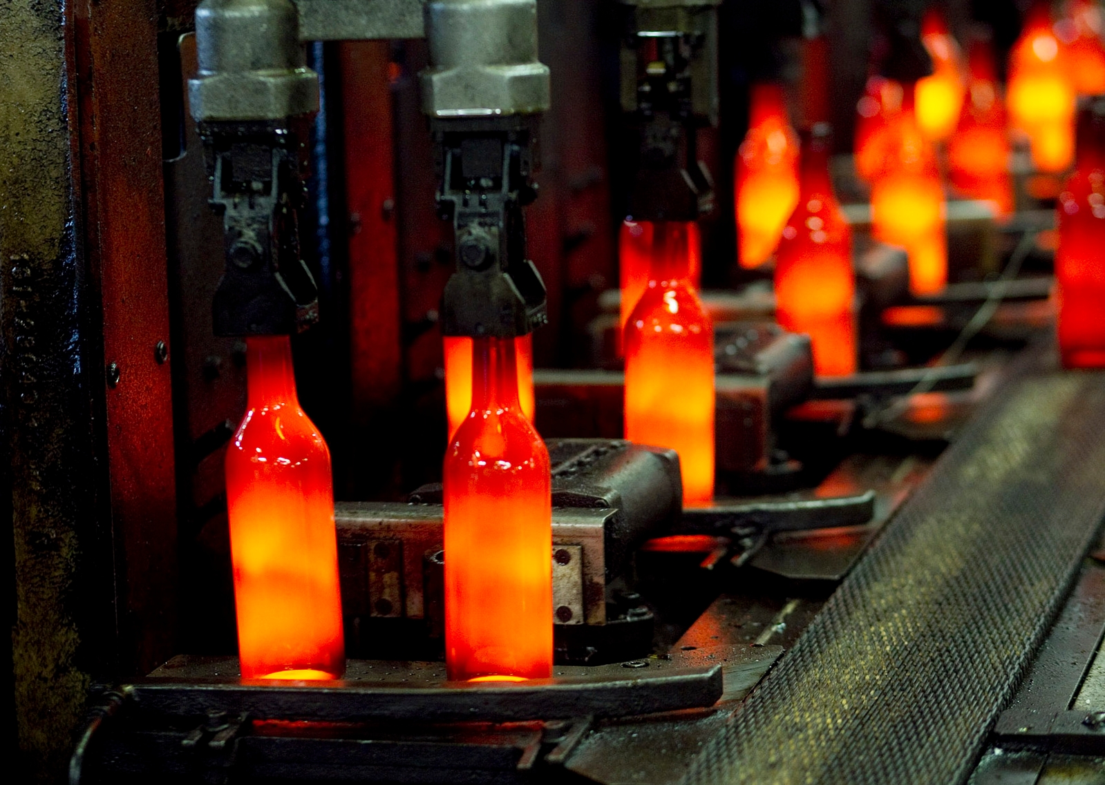 Ardagh Glass Holmegaard er Danmarks eneste glasværk og producerer årligt 90.000 tons glasemballage til både drikkevarer og fødevarer. - Thomas Olsen Ardagh Glass Holmegaard er Danmarks eneste glasværk og producerer årligt 90.000 tons glasemballage til både drikkevarer og fødevarer.