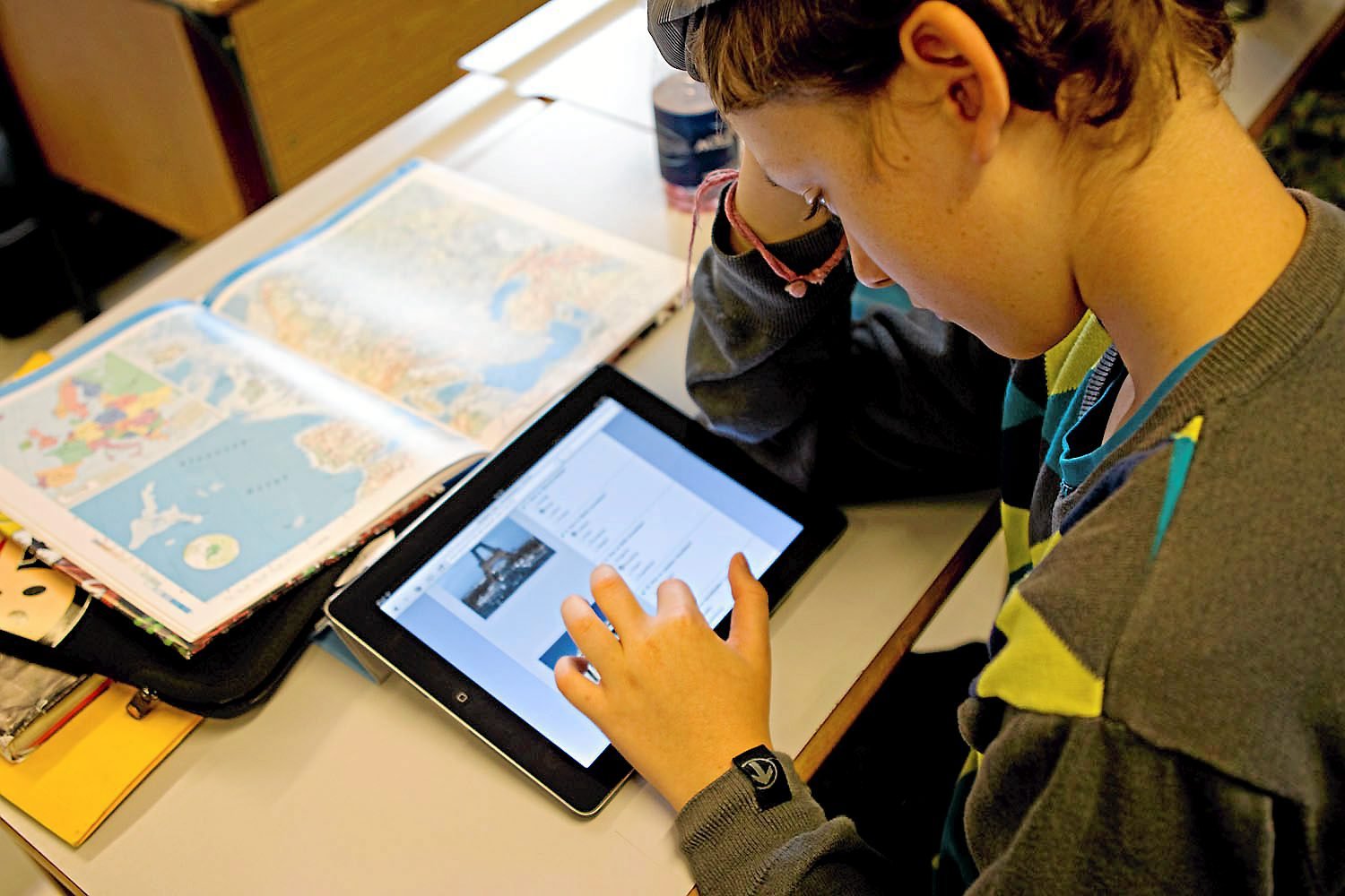 Et opråb fra en gruppe forældre kan føre til senere udlevering af skærme i skolerne.