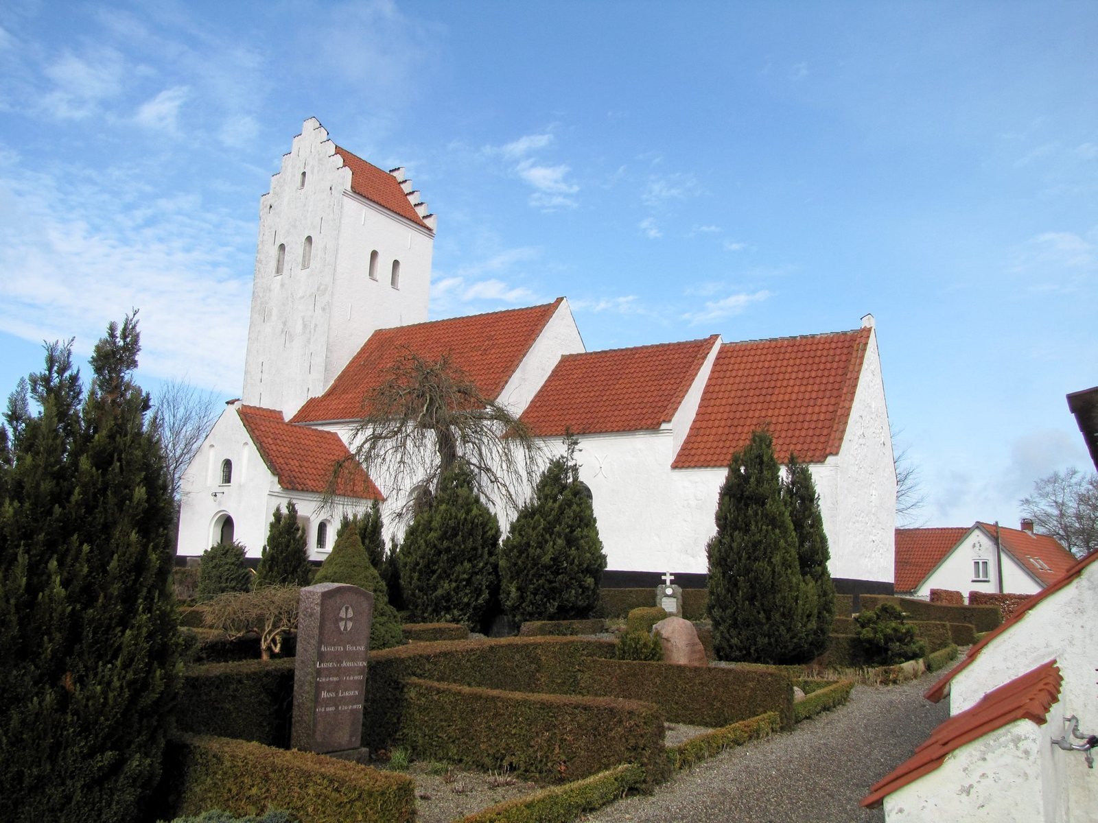 Holme-Olstrup huser en smuk hvidkalket landsbykirke, men menighedsrådet er gået i opløsning på grund af mangel på medlemmer.