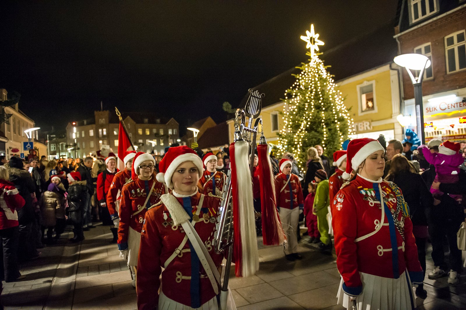 Fredag er der juleoptog fra Kvicky med julemanden, Holbæk Garden og de uniformerede korps, inden juletræet tændes på Klostertorvet.