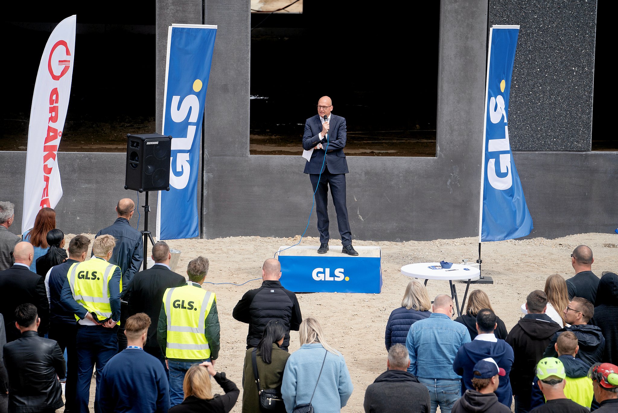 Steen Kristensen, managing director i GLS Denmark, holdte tale foran det store byggeri, der står færdigt til efteråret 2025.