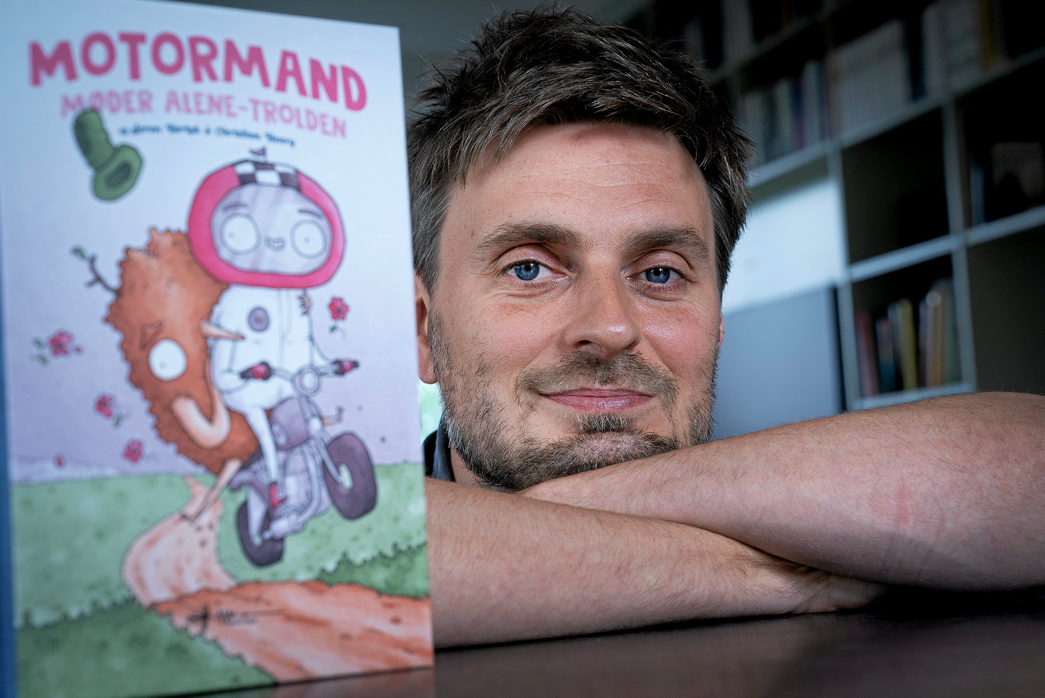 Søren Hørlyk Petersen har skabt figuren Motormand, som han har fået kontrakt på at skrive fem bøger om.