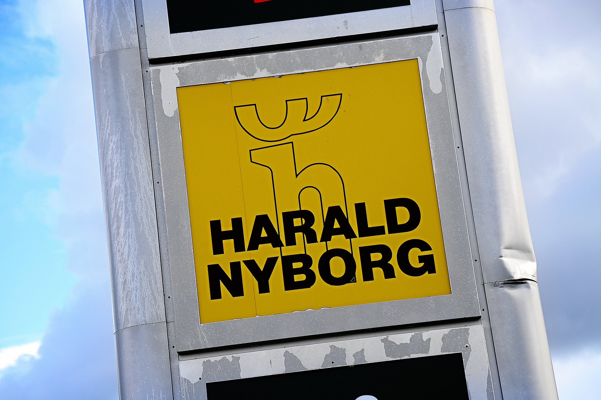 Harald Nyborg kan fortsætte med at drive sin butik, selv om Hillerød Kommune har vurderet, at udvidelsen af butikken bruges ulovligt.