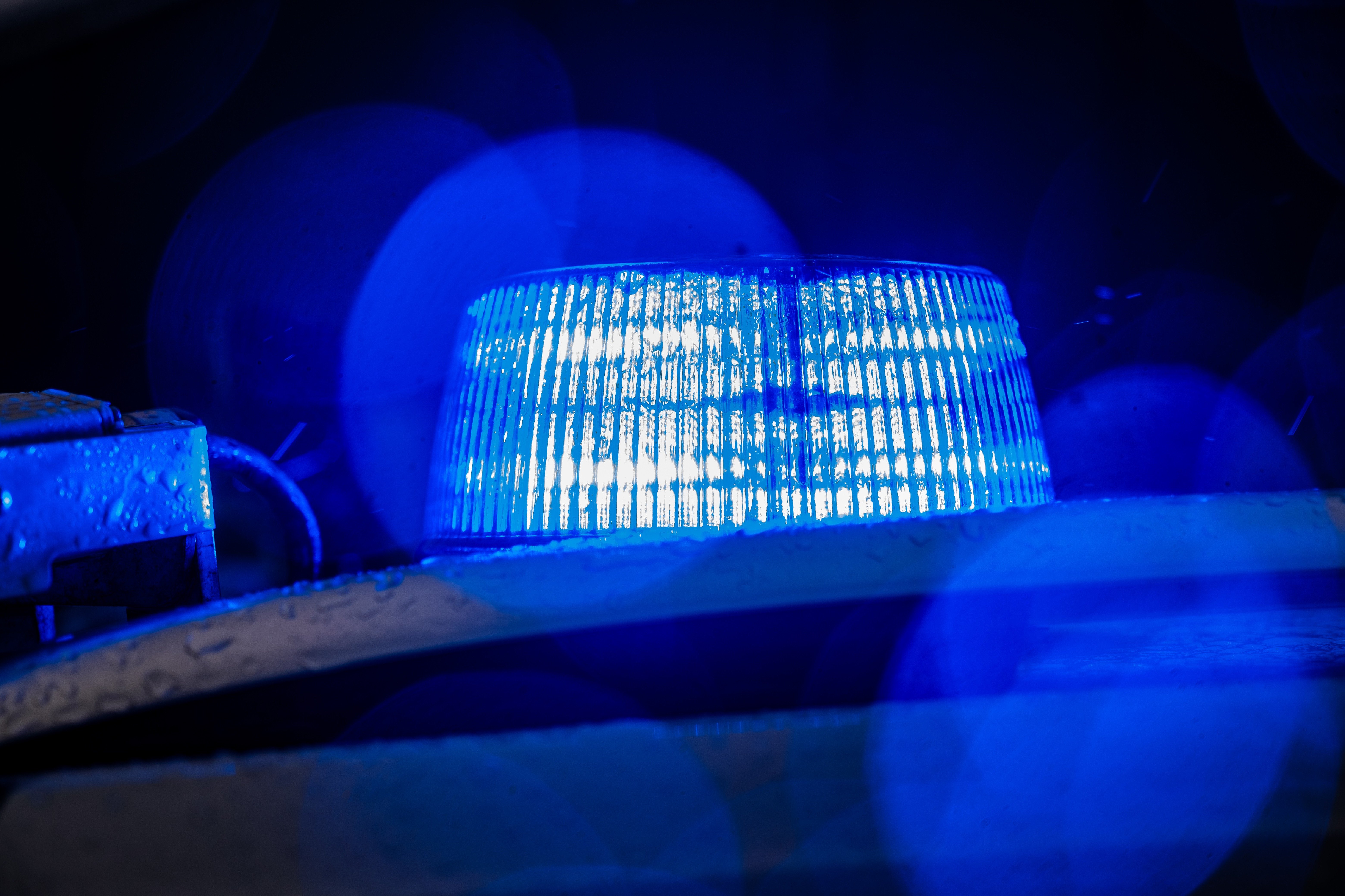 Lørdag aften fik en 47-årig uventet besøg af en stor gruppe personer, der gik amok på hus og bil. Politiet har nu anholdt en person, der kan være relateret til sagen.