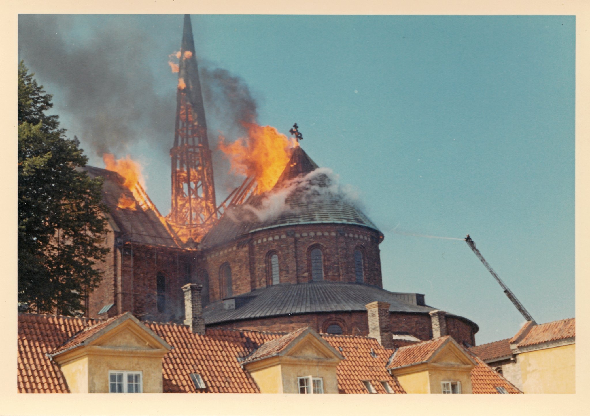 På udstillingen ’Roskilde brænder’ bliver branden i Roskilde Domkirke i 1968 mindet med et rigt fotomateriale, avisartikler og dokumentaroptagelser.