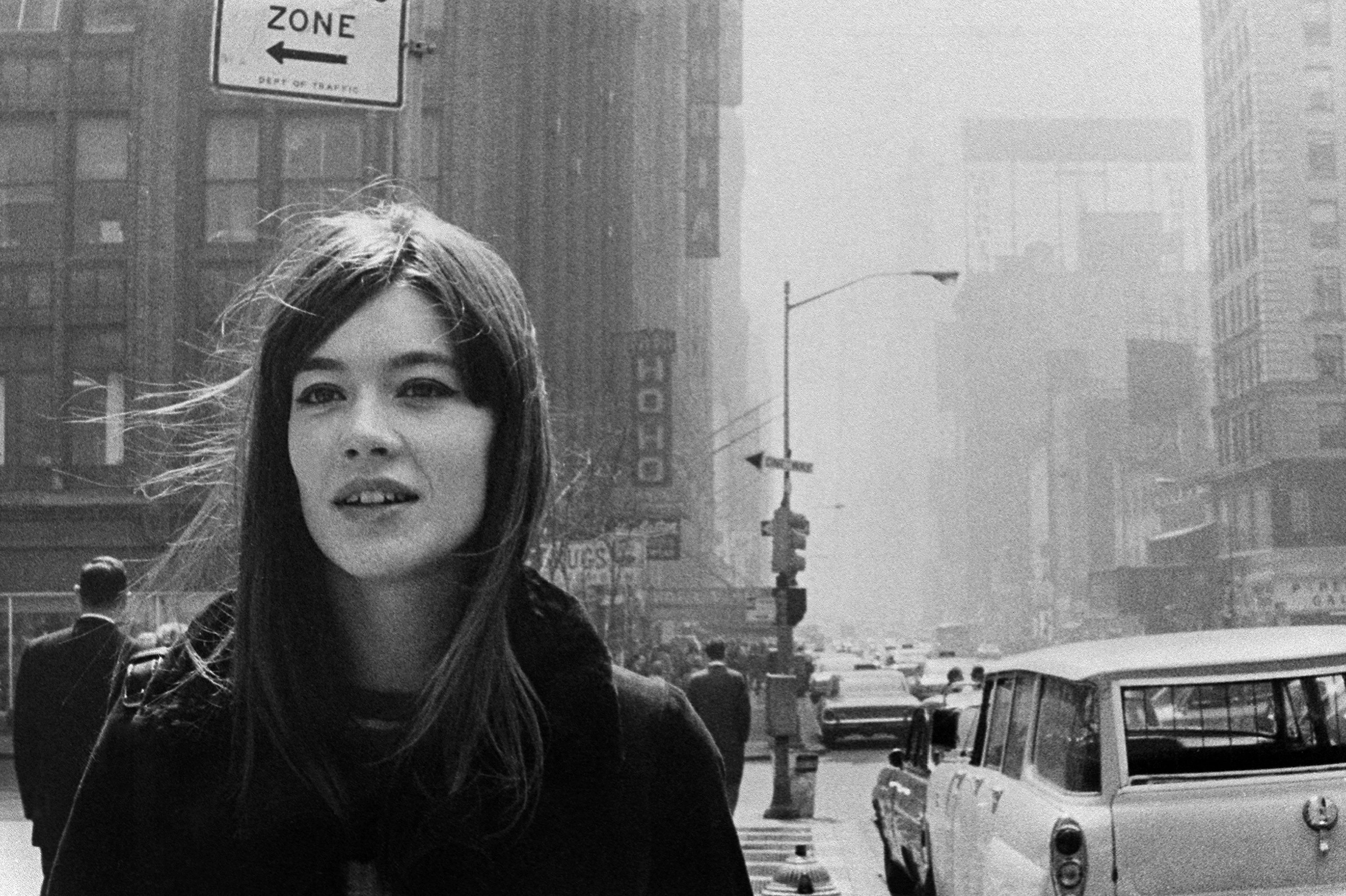 Francois Hardy ses på en gade i New York i april 1965. Den franske sanger er død i en alder af 80 år efter en længere kræftsygdom.