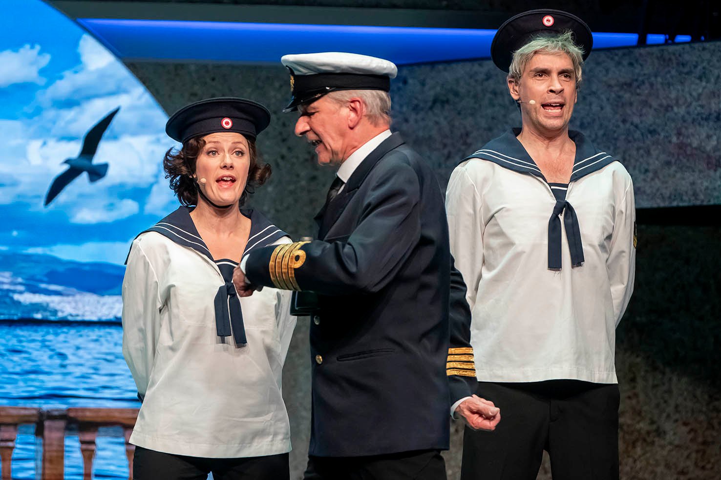 Henrik Koefoed er kaptajn på det uheldige krigsskib Iver Huitfeldt. Matroser er Kristine Yde og Rasmus Krogsgaard.